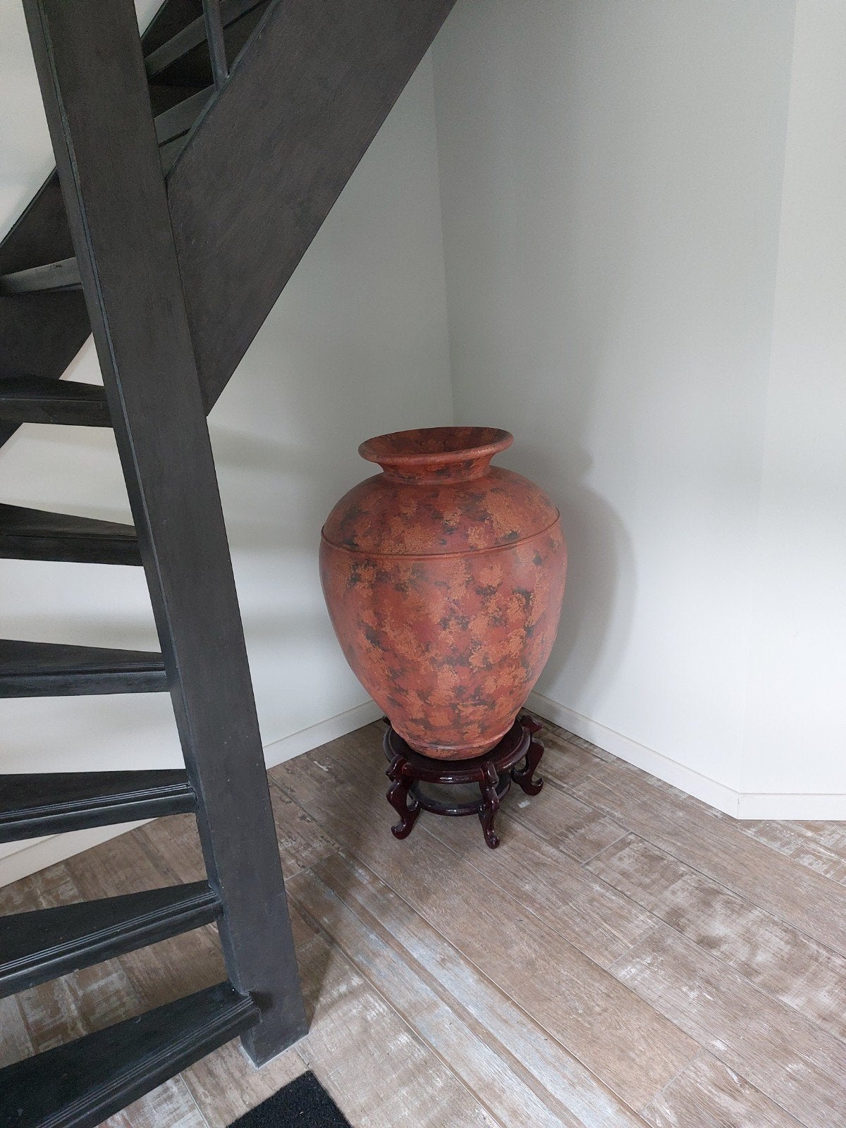 Grote decoratieve aardewerken pot op houten standaard, Ophalen
