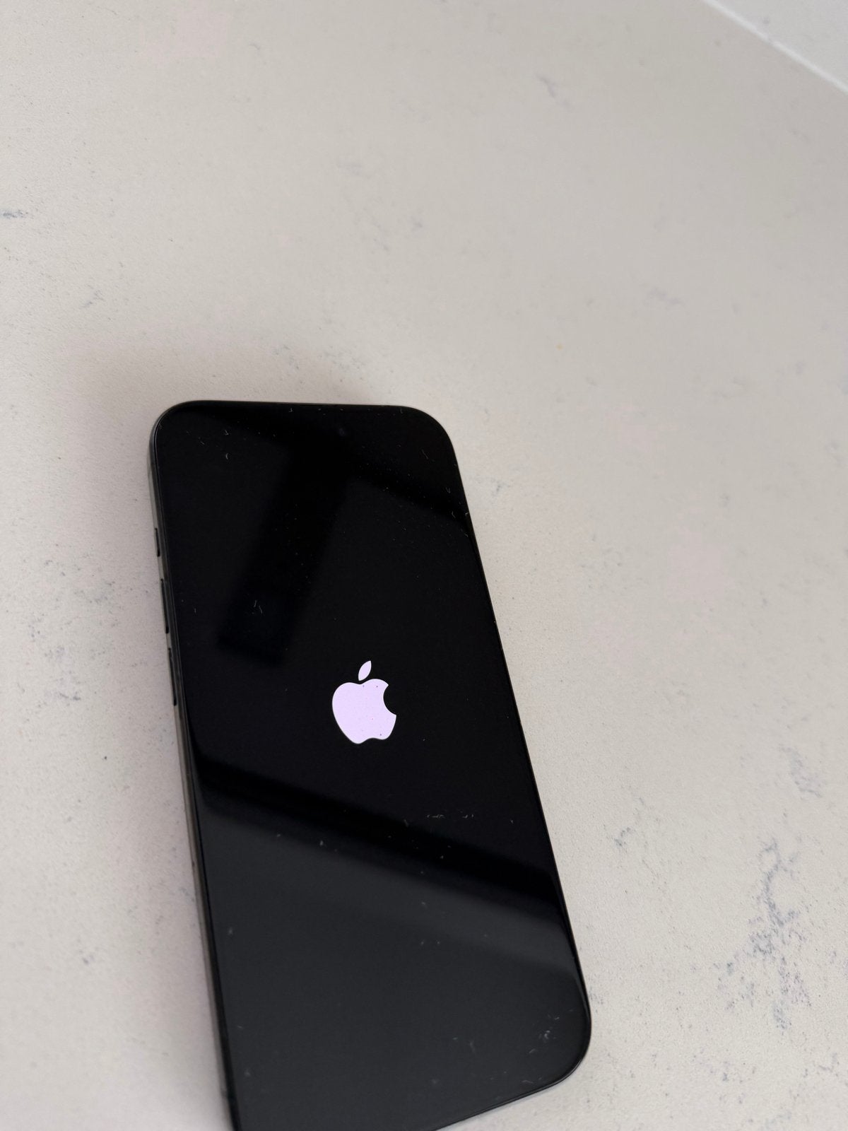 BIEDEN. iPhone 15 Pro 128 GB - black metal bieden via site, Telecommunicatie, Mobiele telefoons | Apple iPhone, Ophalen, 128 GB