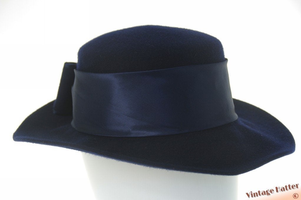 vintage Dameshoed donker blauw wolvilt hoge blauwe band 57, Ophalen of Verzenden, Gedragen, 56 of 57 cm (M, 7 of 7⅛ inch), Hoed