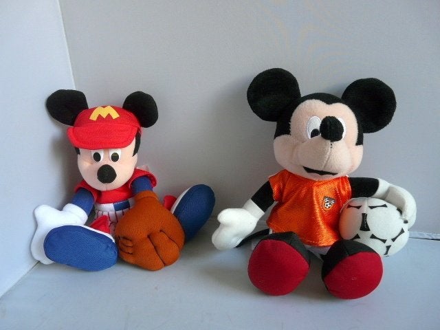 Mickey Mouse als honkballer en als voetballer, Ophalen of Verzenden, Mickey Mouse, Zo goed als nieuw, Beeldje of Figuurtje