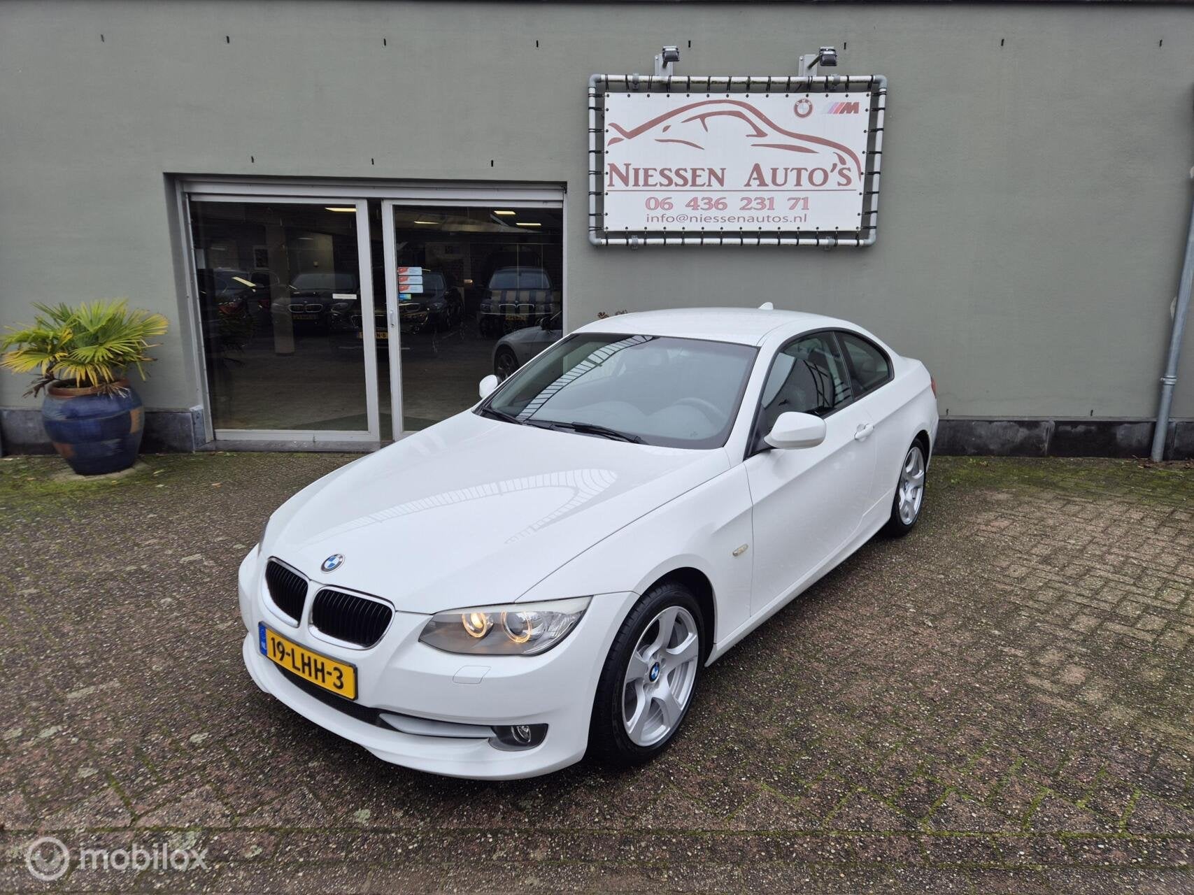 BMW 3-serie Coupé 320i Corporate 1ste eigenaar Nwe Ketting, Auto's, Automaat, Euro 5, 1995 cc, Zwart