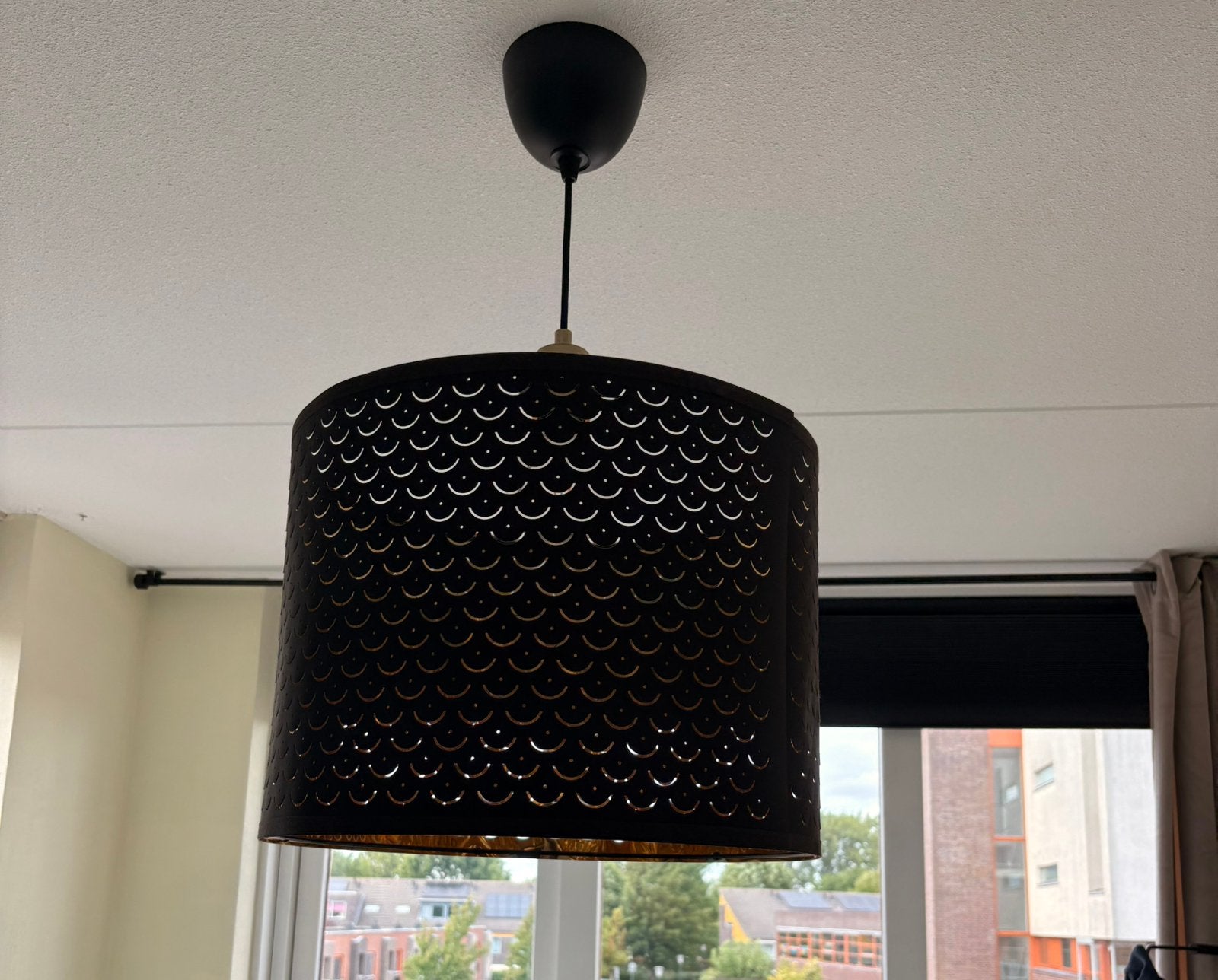 IKEA BRASA hanglamp - Zwart met goudkleurige binnenkant, Ophalen of Verzenden, Gebruikt, Metaal, E27 (groot)