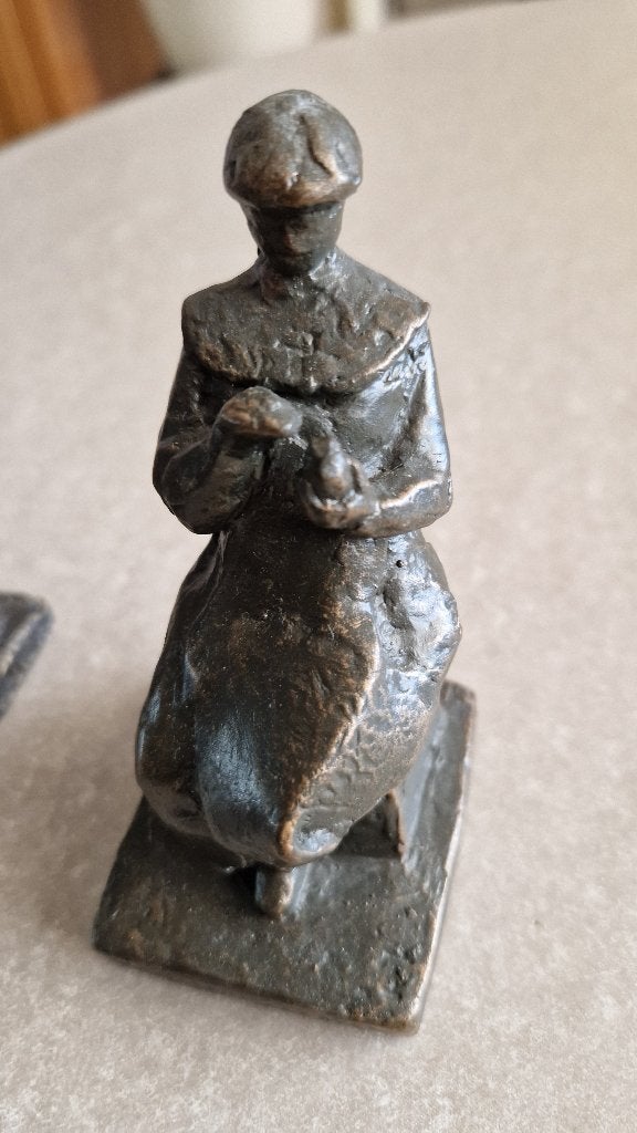 oud beeldje de lampenmaakster, Ophalen of Verzenden, Gebruikt, Mens