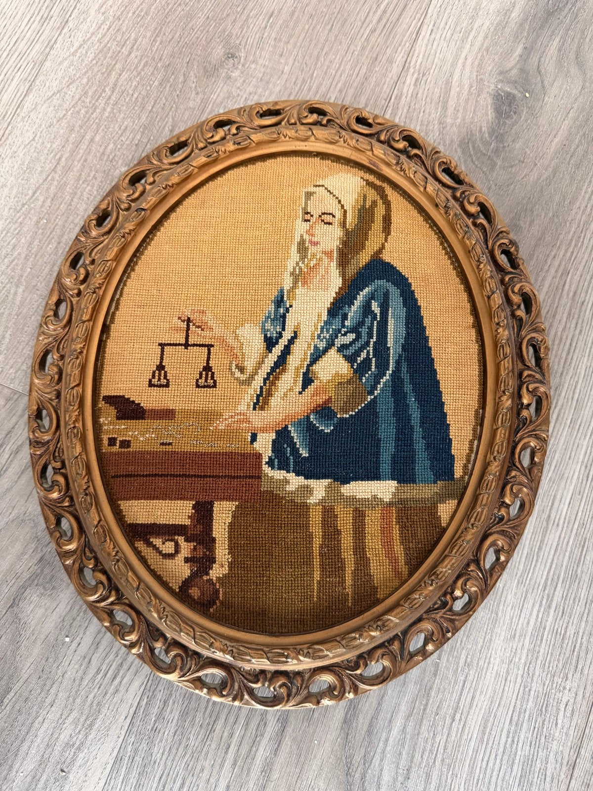 Ovaal Brocante Borduursel met Vrouwenfiguur en Weegschaal, Antiek en Kunst, Ophalen of Verzenden