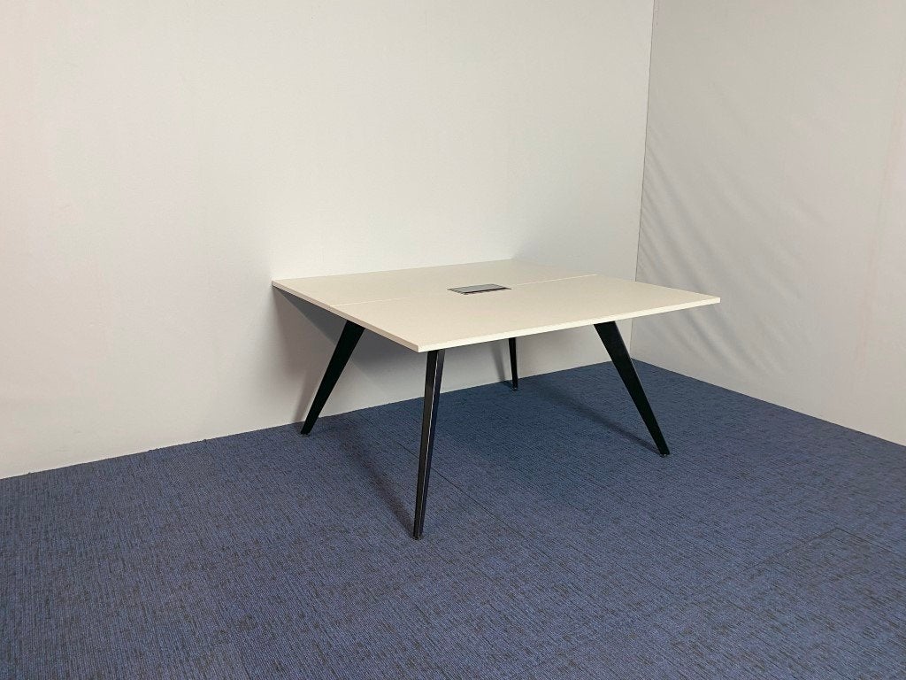 2 x Vergadertafel Wiesner Hager, incl. fliptop, 140 x 140 cm, Huis en Inrichting, Bureaus, Ophalen, Gebruikt