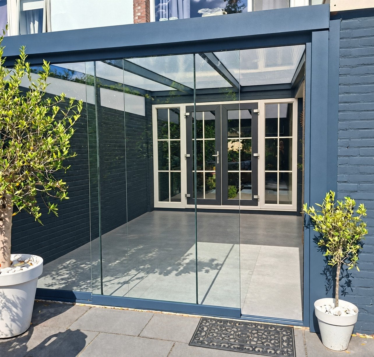 Moderne Veranda/Tuinkamer met Glazen Schuifwanden