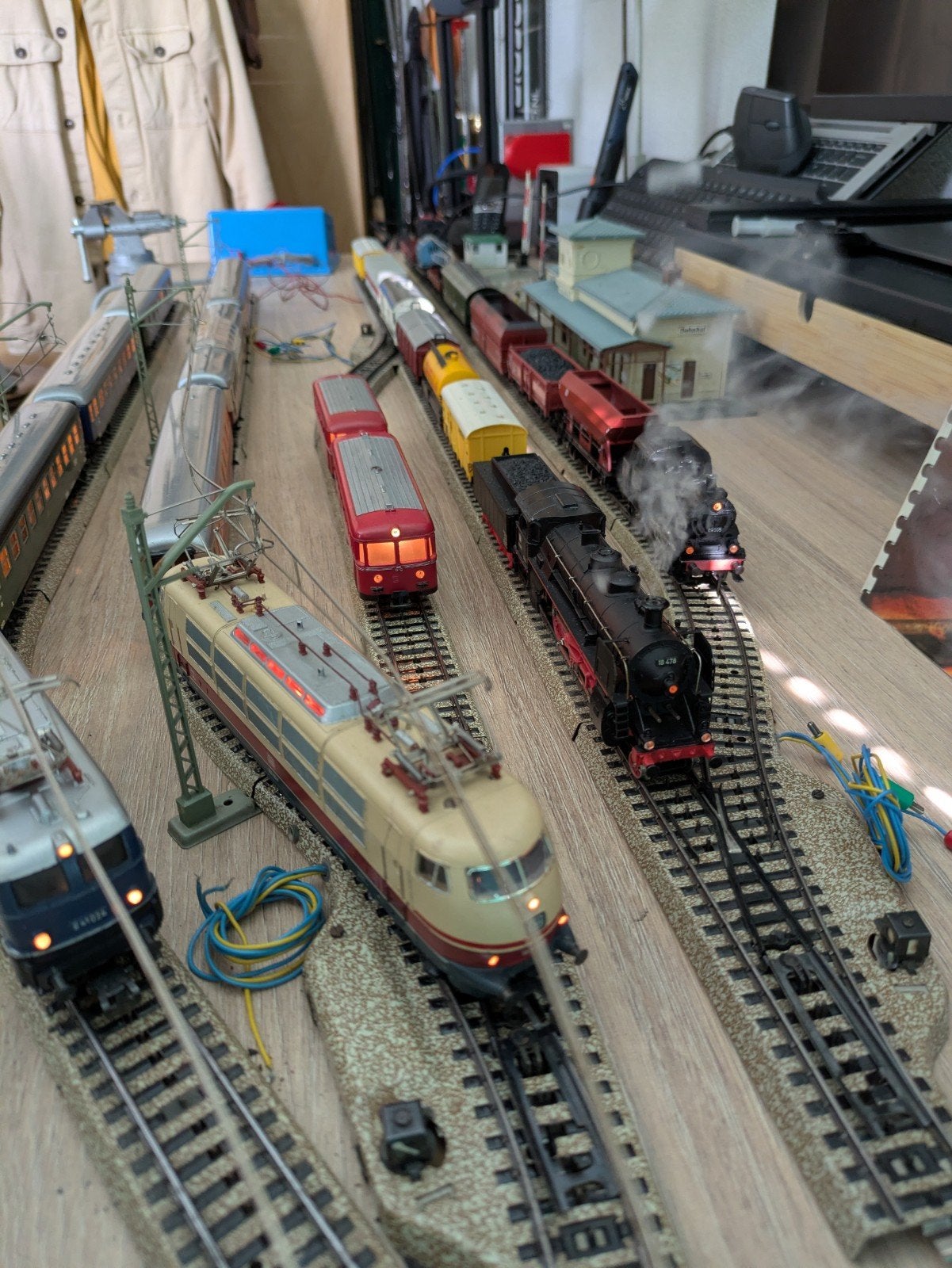 Märklin treinset, 5 locs, 20 wagens, rails bvnleiding wissel, Wisselstroom, Ophalen of Verzenden, Märklin, Gebruikt