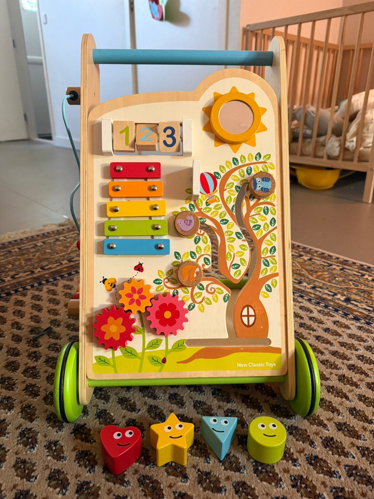 Activiteiten loopwagen New Classic Toys, Kinderen en Baby's, Speelgoed | Houten speelgoed, Ophalen, Zo goed als nieuw, Duw- of Trekspeelgoed