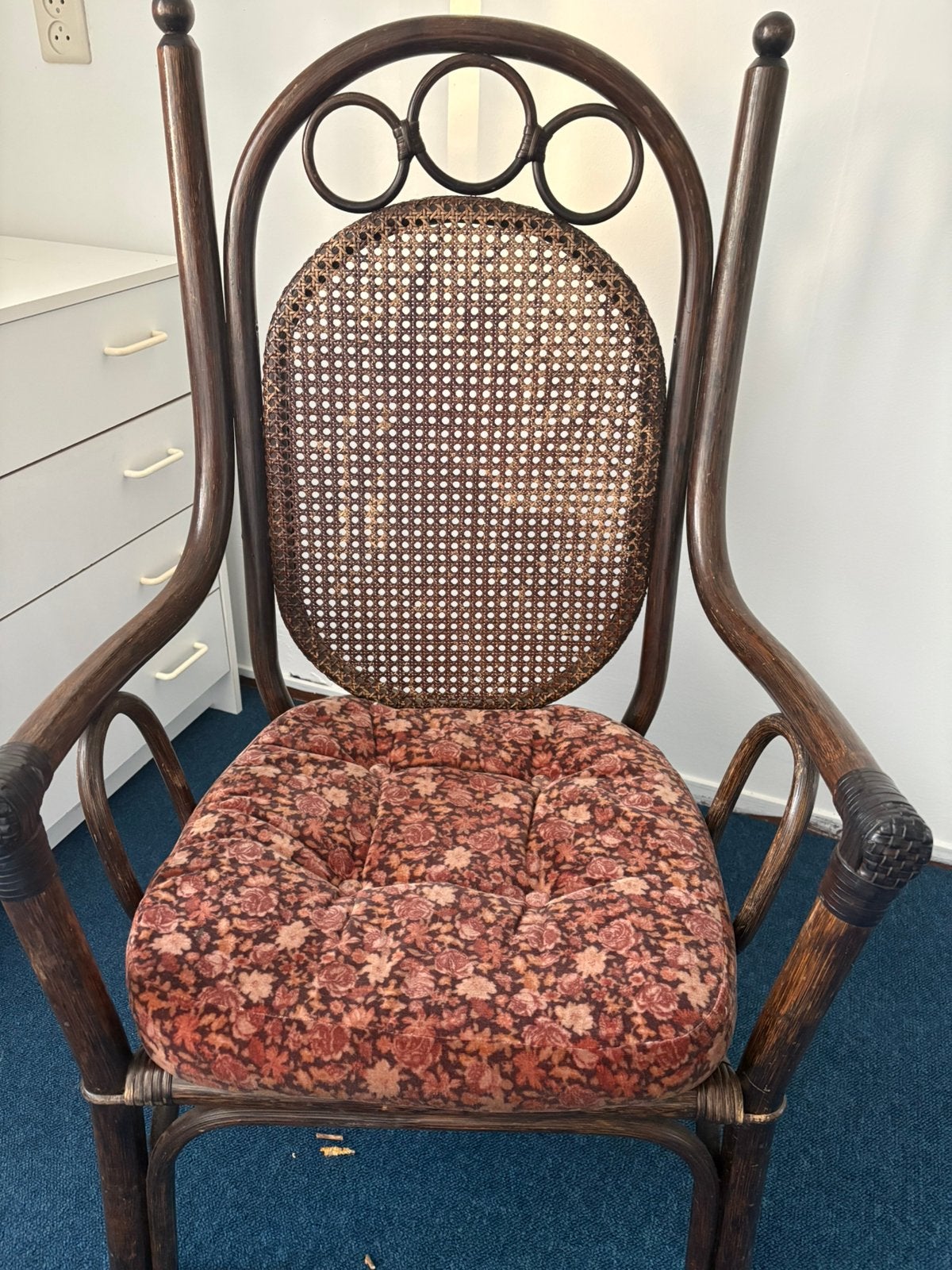 Mooie rotan stoel, Ophalen
