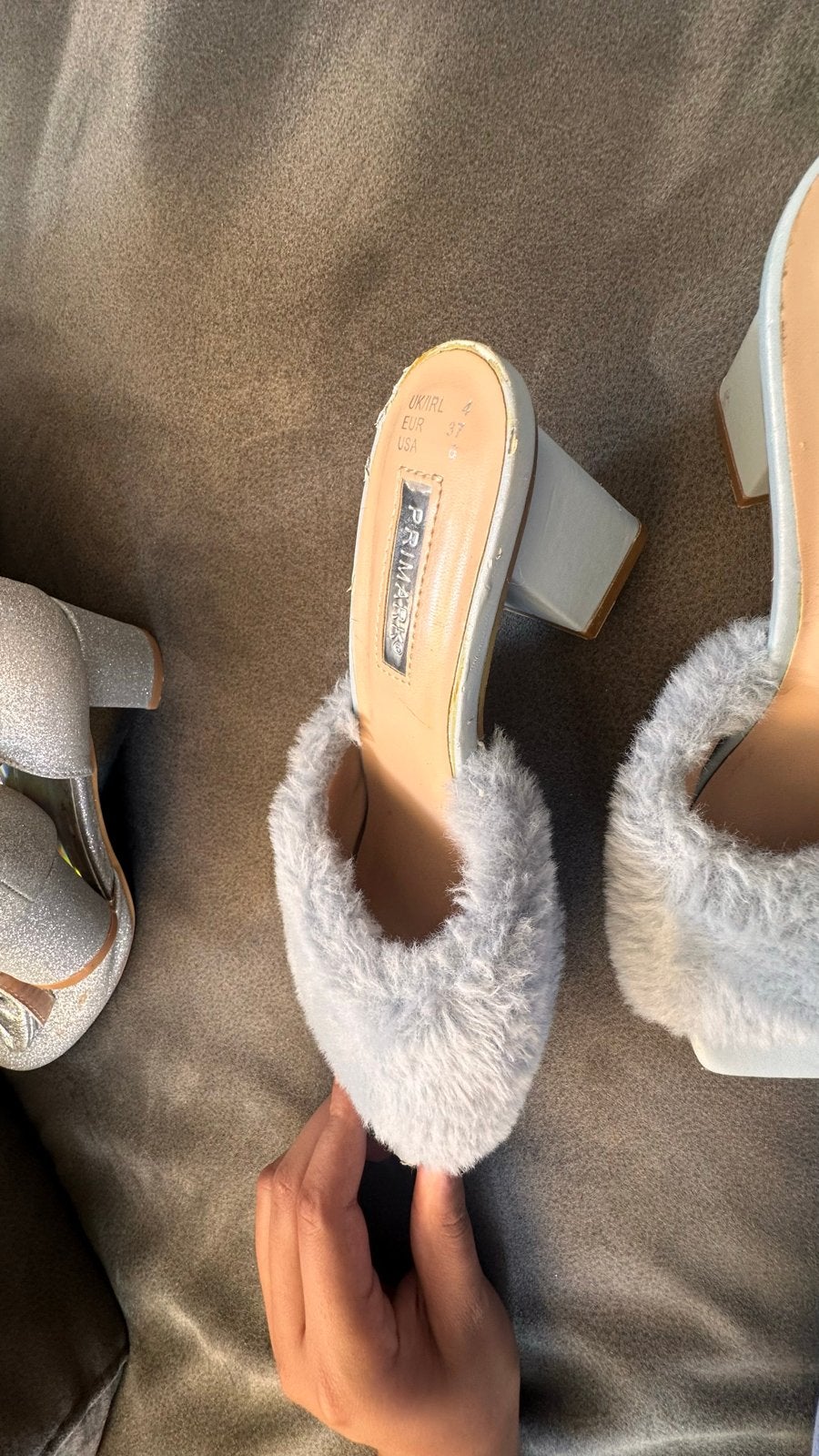 Primark pluizige muiltjes met blokhak - Maat 37, Ophalen, Zo goed als nieuw, Grijs, Sandalen of Muiltjes