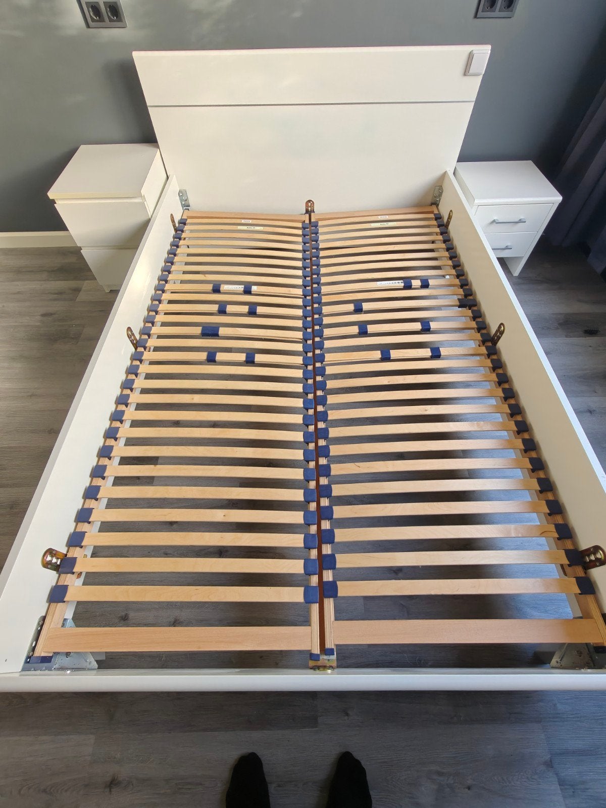 Bed 140x210 met lattenbodem en optioneel nachtkastje, Tweepersoons, Zo goed als nieuw, Hout, Wit