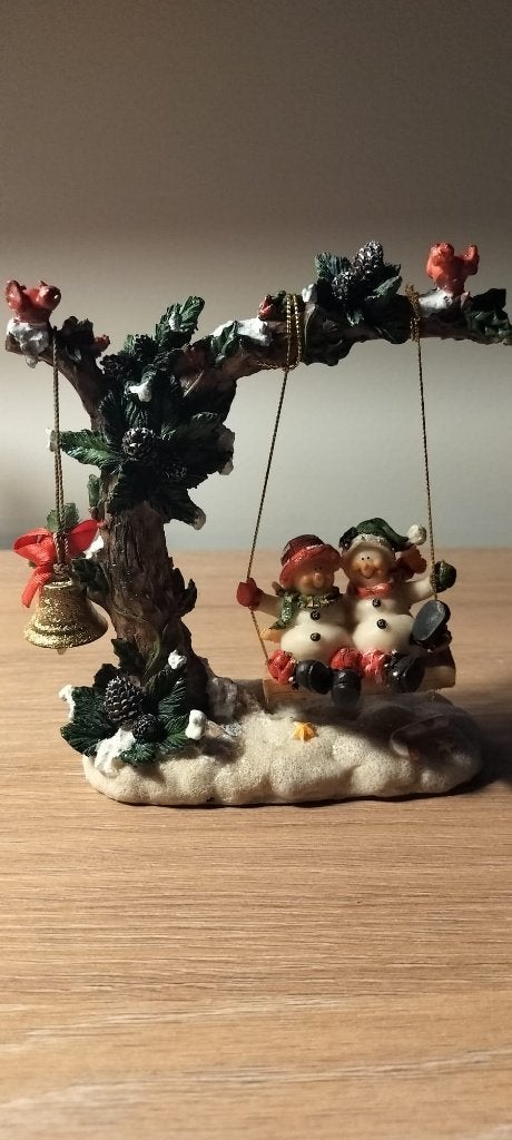 Kerstbeeldje: Sneeuwpoppen op Schommel aan Boom, Diversen, Ophalen of Verzenden, Gebruikt