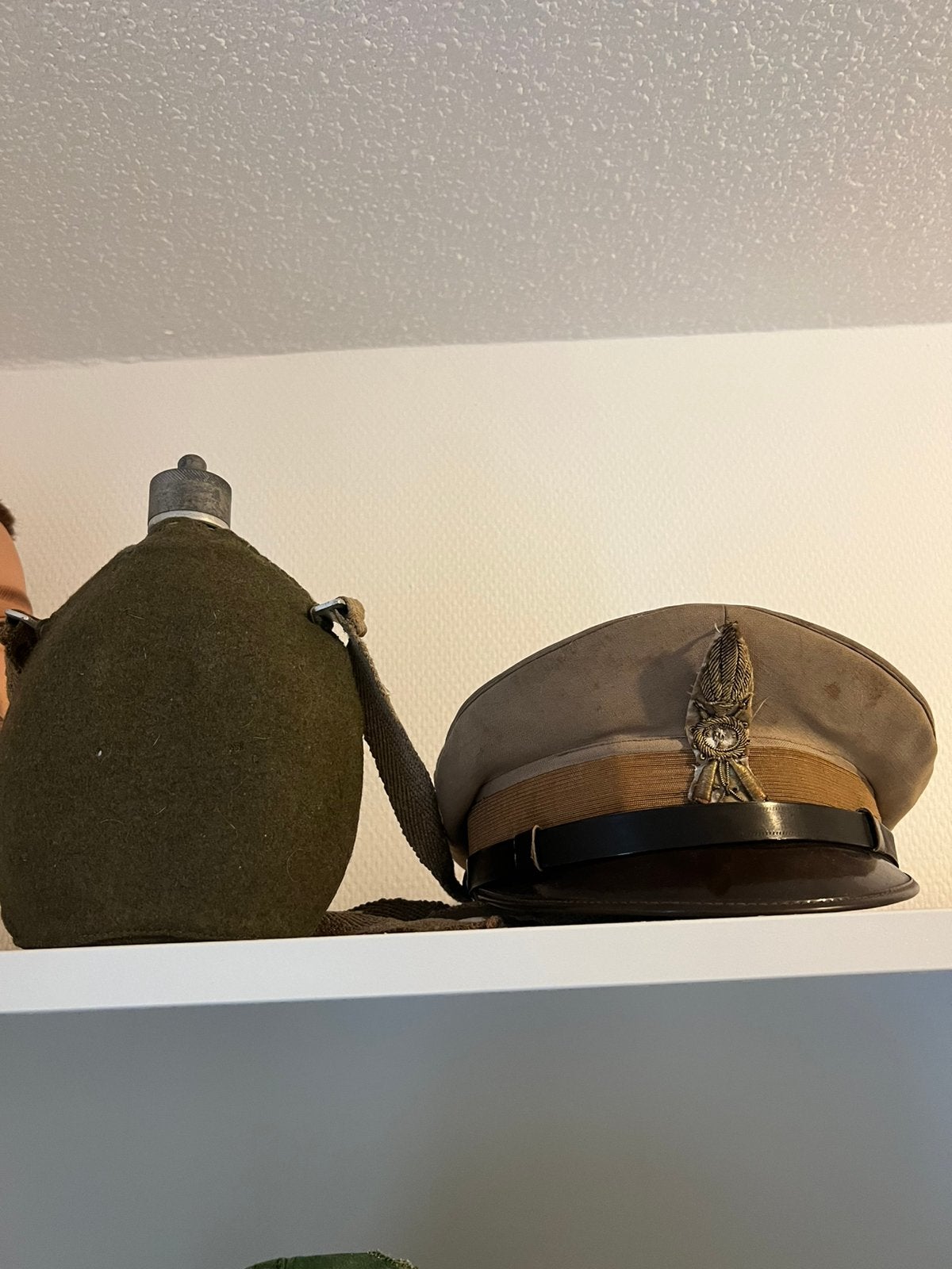 Wo2 - Italiaanse pet en veldfles, Ophalen of Verzenden, Landmacht, Overige gebieden, Kleding of Schoenen