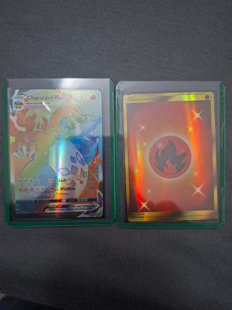Charizard VMAX Rainbow Rare & Fire Energy Gold Pok, Ophalen of Verzenden, Zo goed als nieuw, Meerdere kaarten, Foil