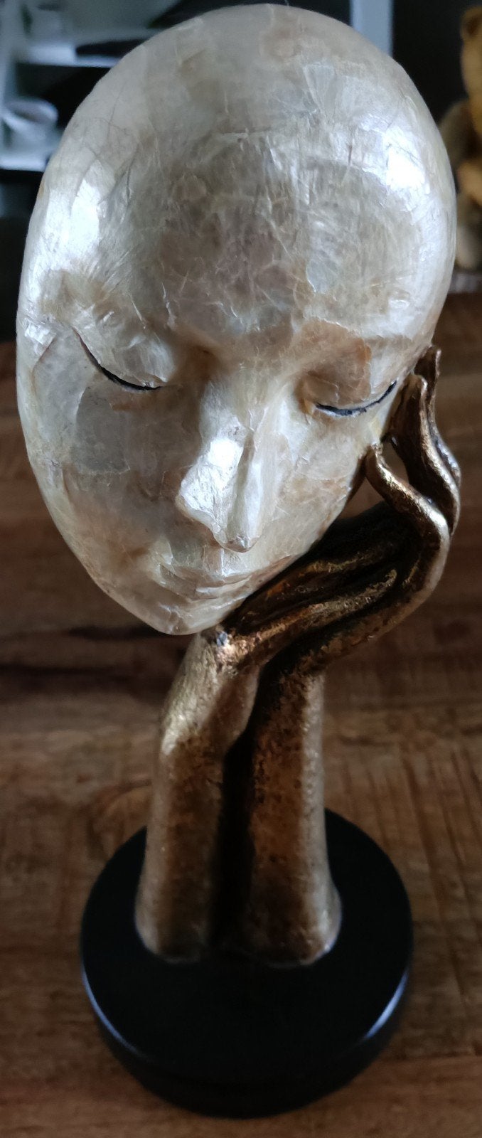 Decoratief Beeld: Vrouwenhoofd met Hand in Goud/Wit, Ophalen of Verzenden, Handgemaakt, 20 - 50 cm, Overige materialen