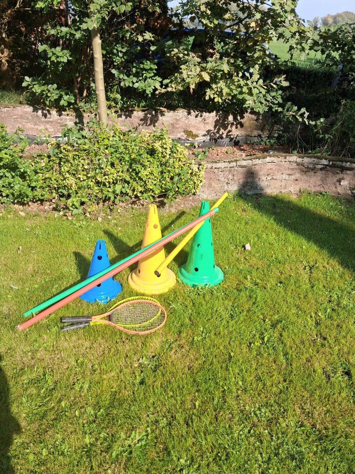 Sport- en spelset: pionnen, stokken en badmintonracket, Ophalen, Gebruikt