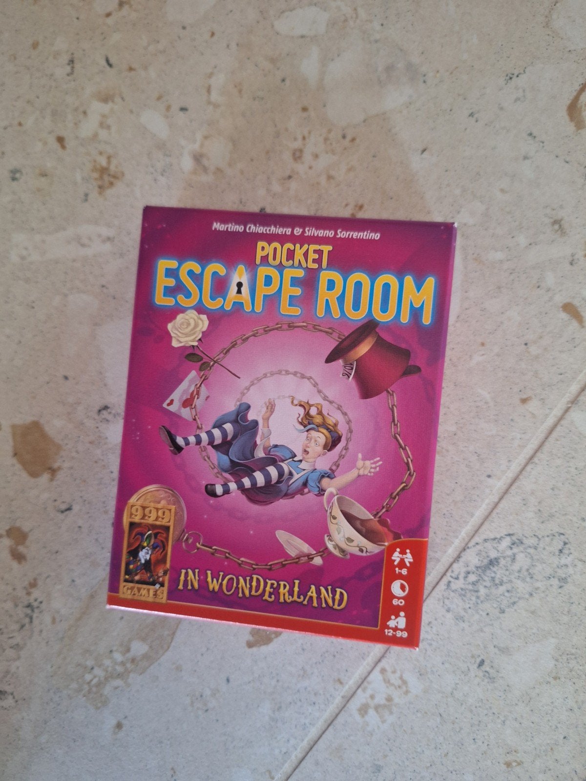 Pocket Escape Room: In Wonderland - 999 Games, Ophalen of Verzenden, Zo goed als nieuw, Vijf spelers of meer, 999 Games