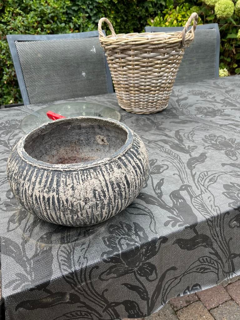 Ronde grijze stenen bloempot, Tuin en Terras, Bloembakken en Plantenbakken, Steen, Minder dan 30 cm, Rond, Ophalen of Verzenden
