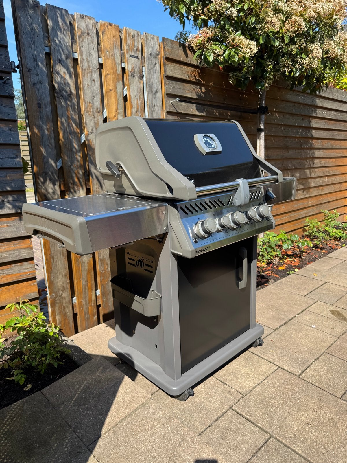 Napoleon Rogue 425 Gasbarbecue met zijbrander, Ophalen, Gebruikt