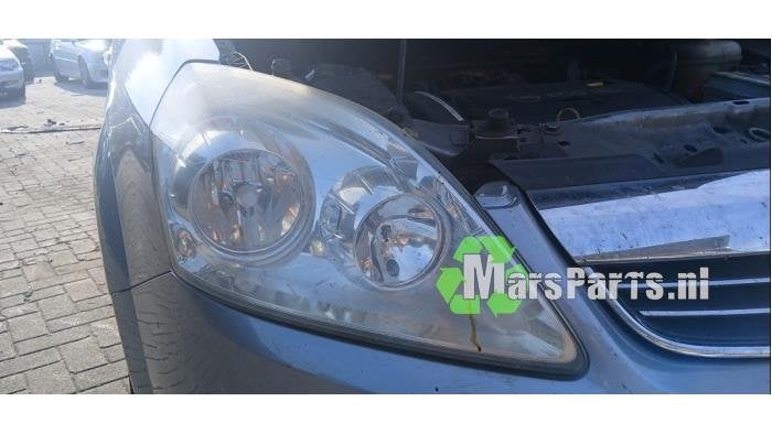 Koplamp rechts van een Opel Zafira
