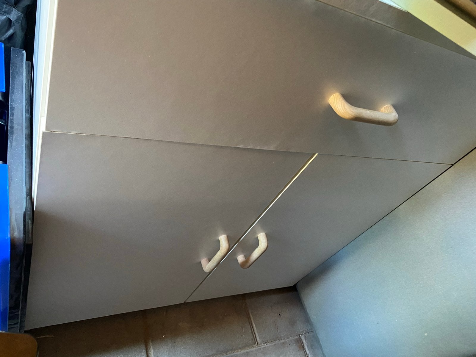Wit kastje met houten handgrepen, Huis en Inrichting, Kasten | Overige, Ophalen, Gebruikt