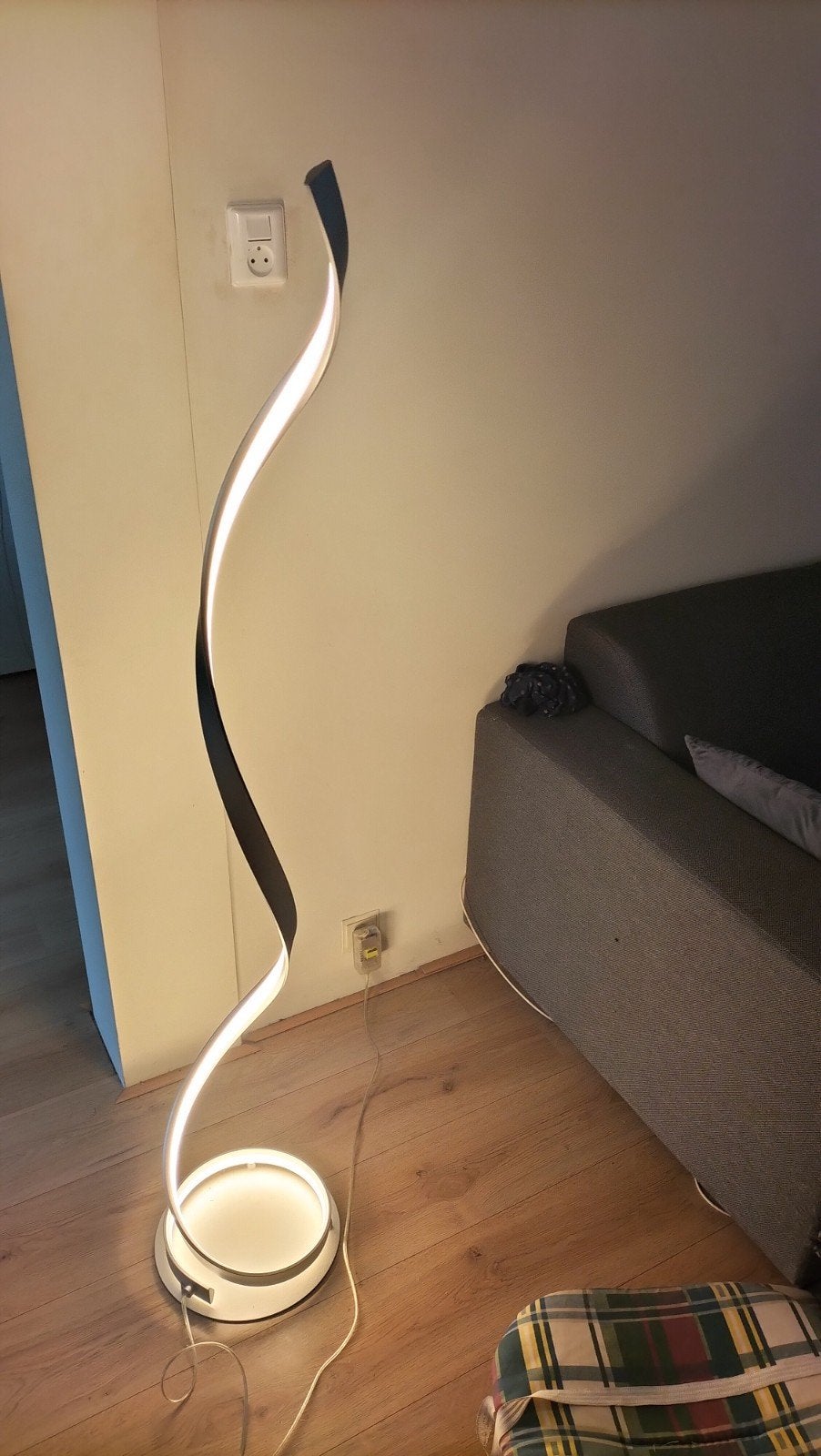 Moderne Spiraal Vloerlamp - Sfeervolle Blikvanger, Huis en Inrichting, Lampen | Vloerlampen, Ophalen, Overige fittingen, Metaal