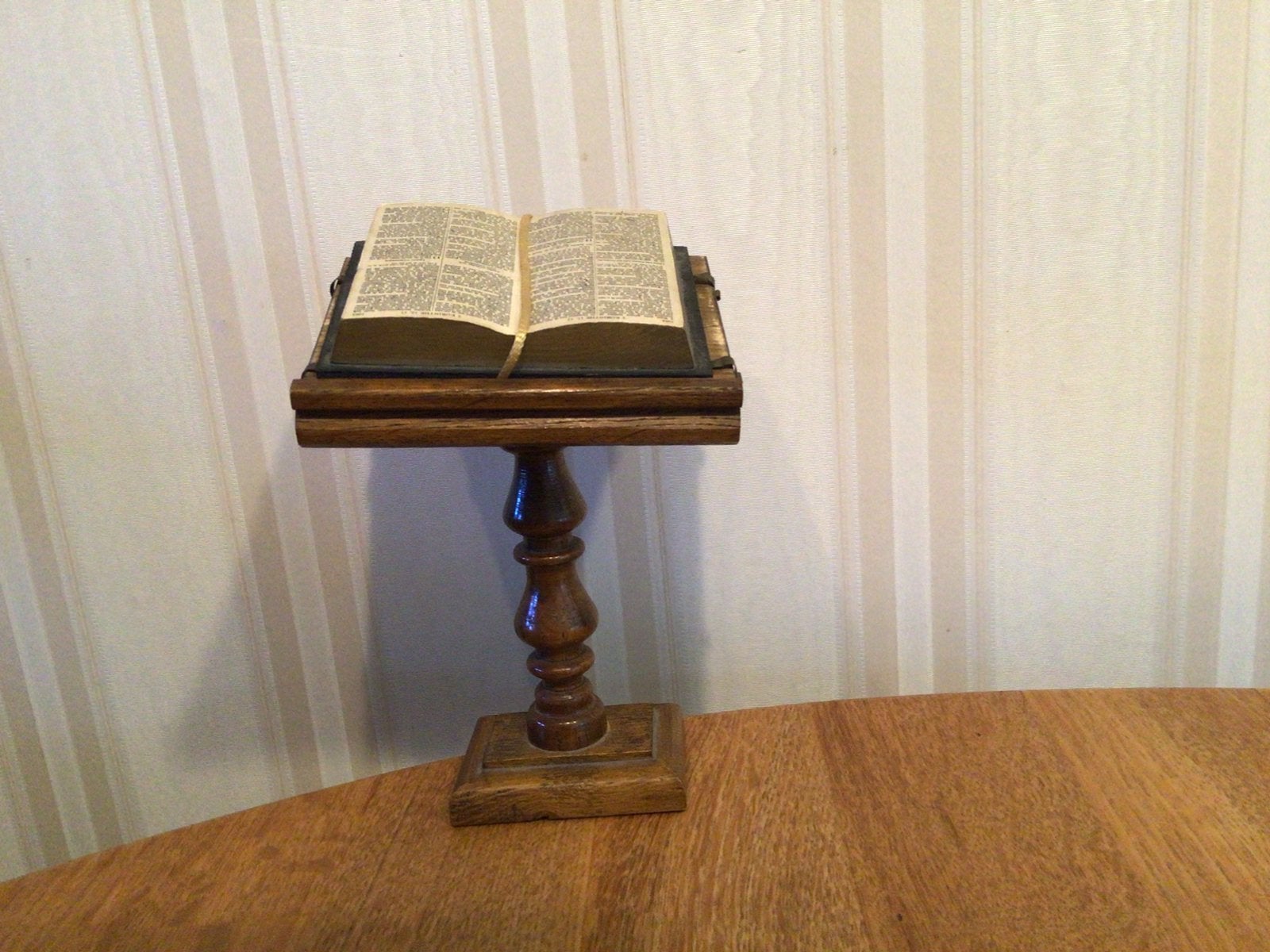 1 x BUREAU STANDAARD MET BOEKJE  21 CM HOOG, Antiek en Kunst, Ophalen of Verzenden