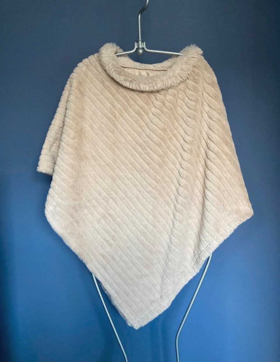 Lekkere warme poncho, Ophalen of Verzenden, Nieuw, Maat 42/44 (L), Beige