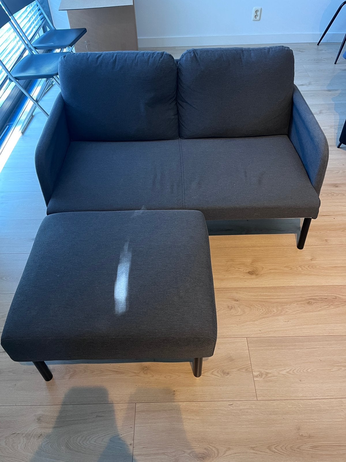 Glostad 2-zits bank donkergrijs met voetenbankje, Ophalen of Verzenden, Zo goed als nieuw, Tweepersoons, 140 cm