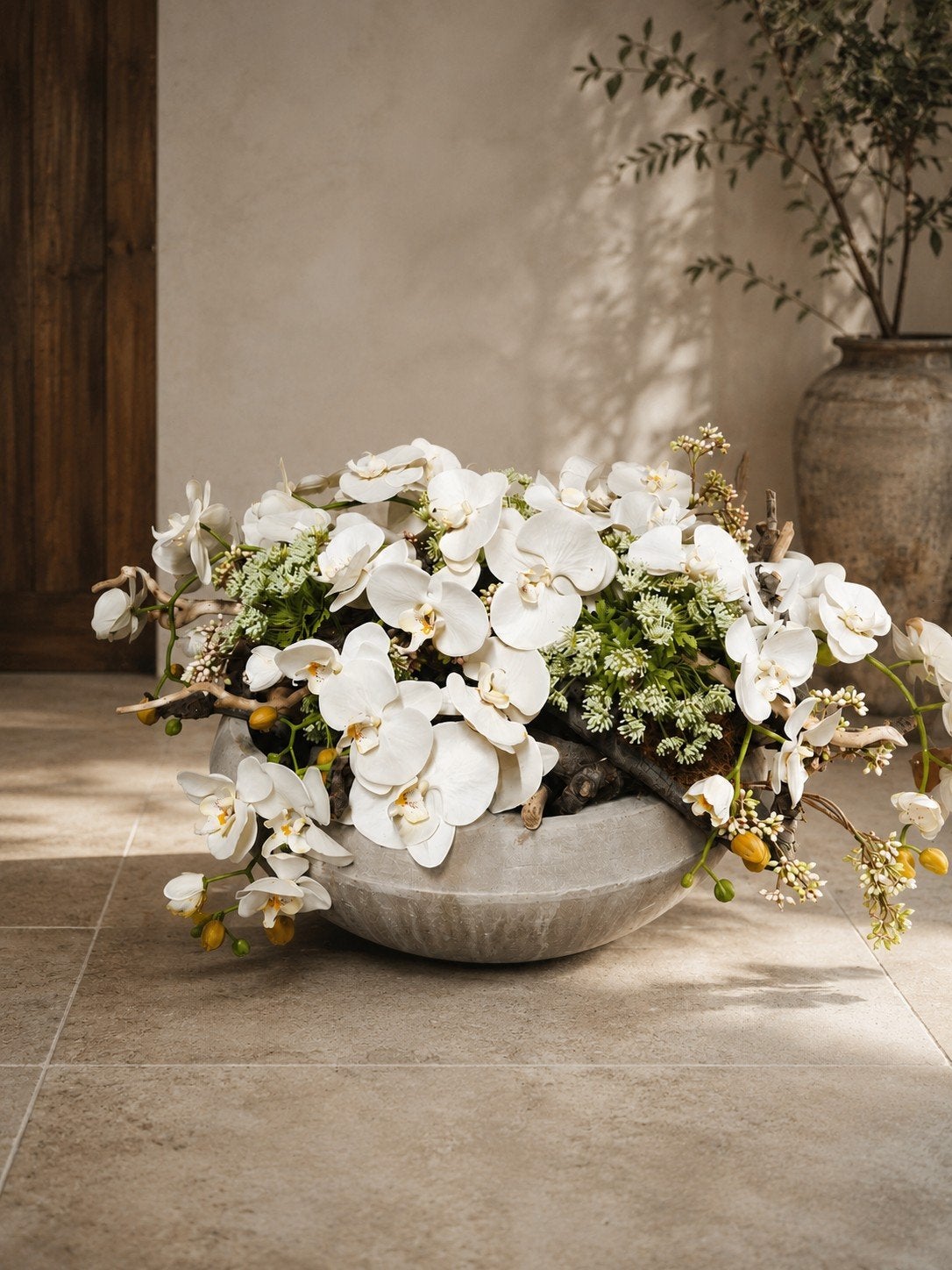 Mooi groot bloemstuk met orchideeën, Huis en Inrichting, Ophalen, Kunststof, 50 cm, Inclusief kunstbloemen