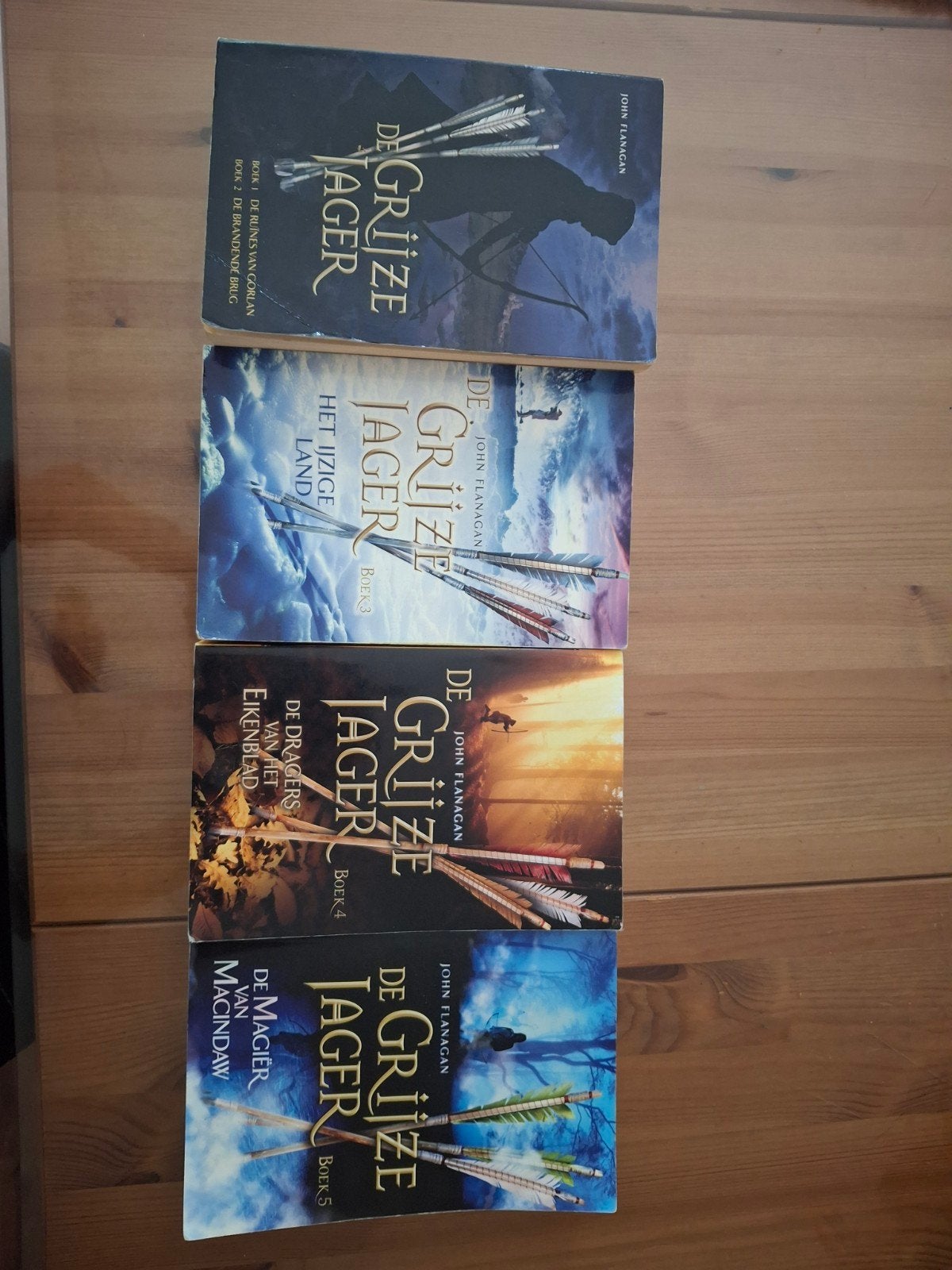 deel 1 t/m 4 van de grijze jager serie, Boeken, Ophalen of Verzenden, Gelezen, John Flanagan