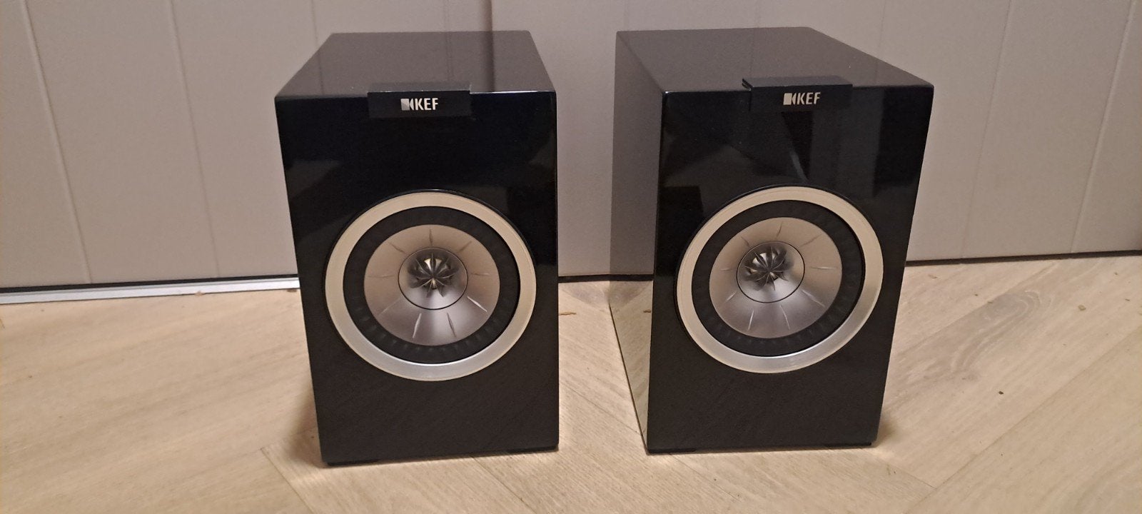 KEF R100 Boekenplank Luidsprekers - Zwart, Basreflex, Ophalen of Verzenden, Zo goed als nieuw, 60 tot 120 watt