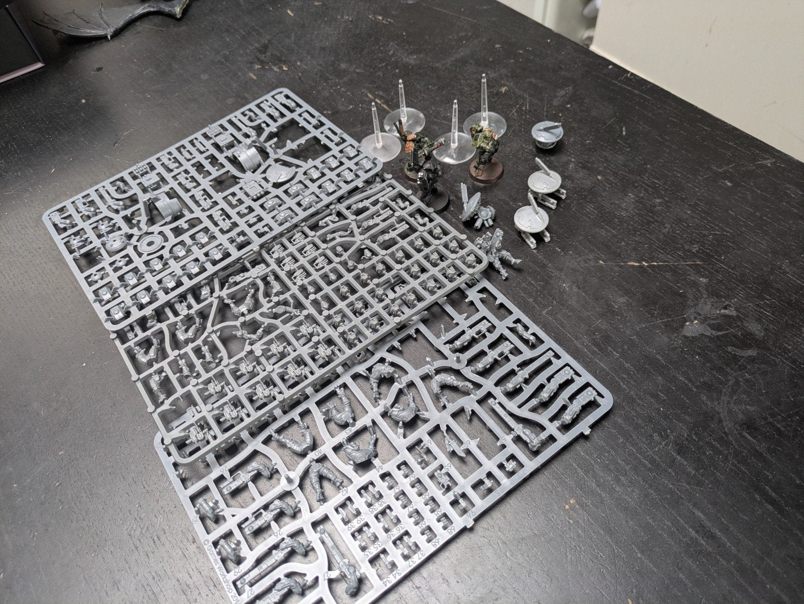 Warhammer 40k tau patchfindera in sprue and stealth suits, Ophalen of Verzenden, Warhammer