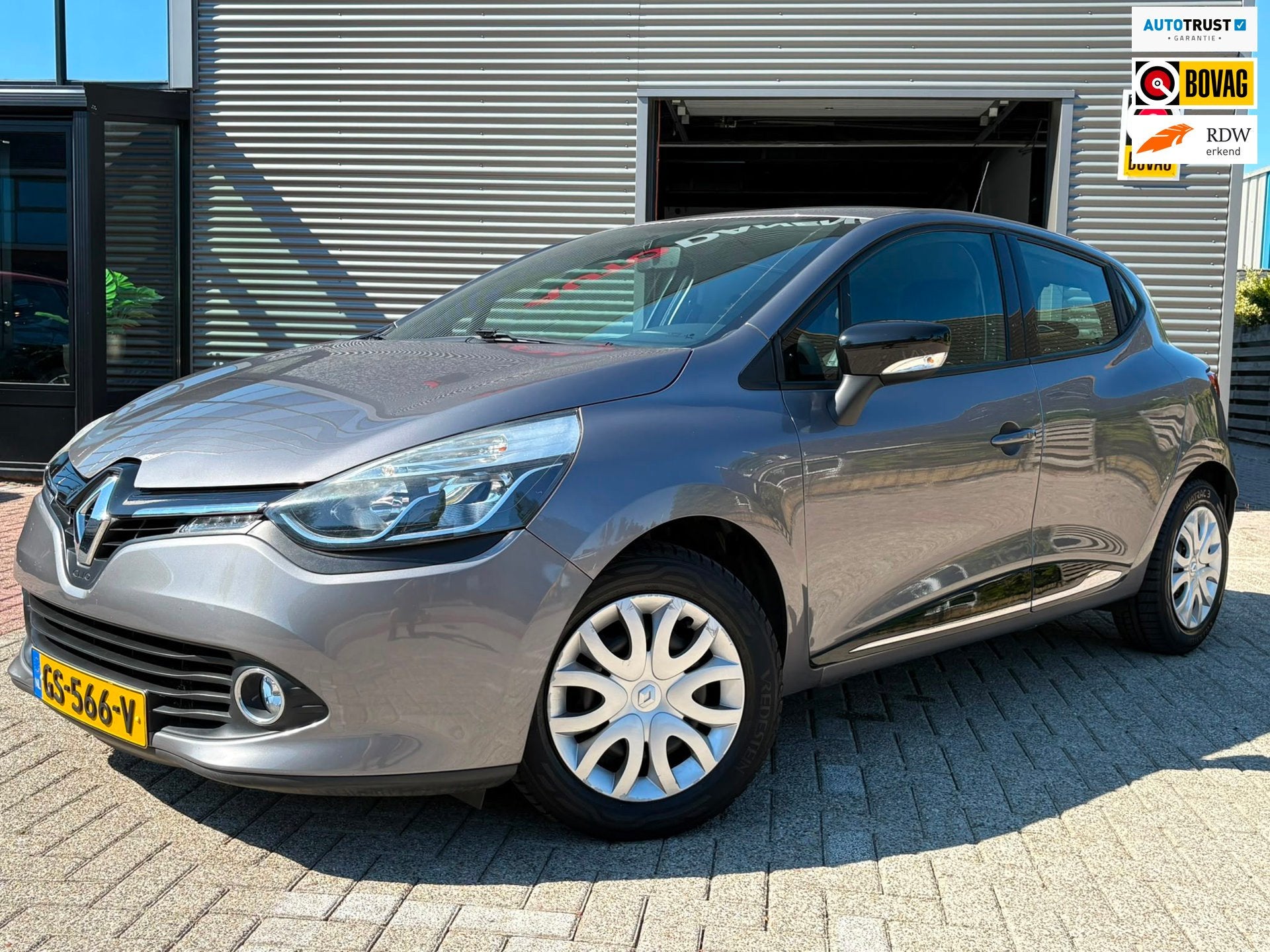 Renault Clio 0.9 TCe Authentique nieuwe apk, Voorwielaandrijving, Stof, 40 €/maand, Zwart