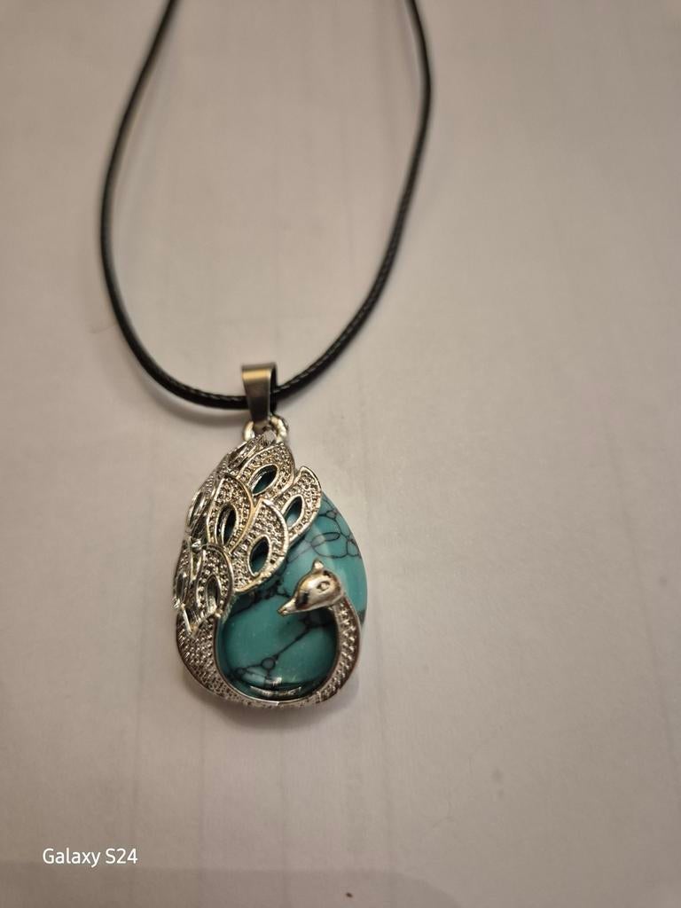 Halsketting met zwaan hanger en turquoise steen, Overige materialen, Blauw, Nieuw, Ophalen of Verzenden