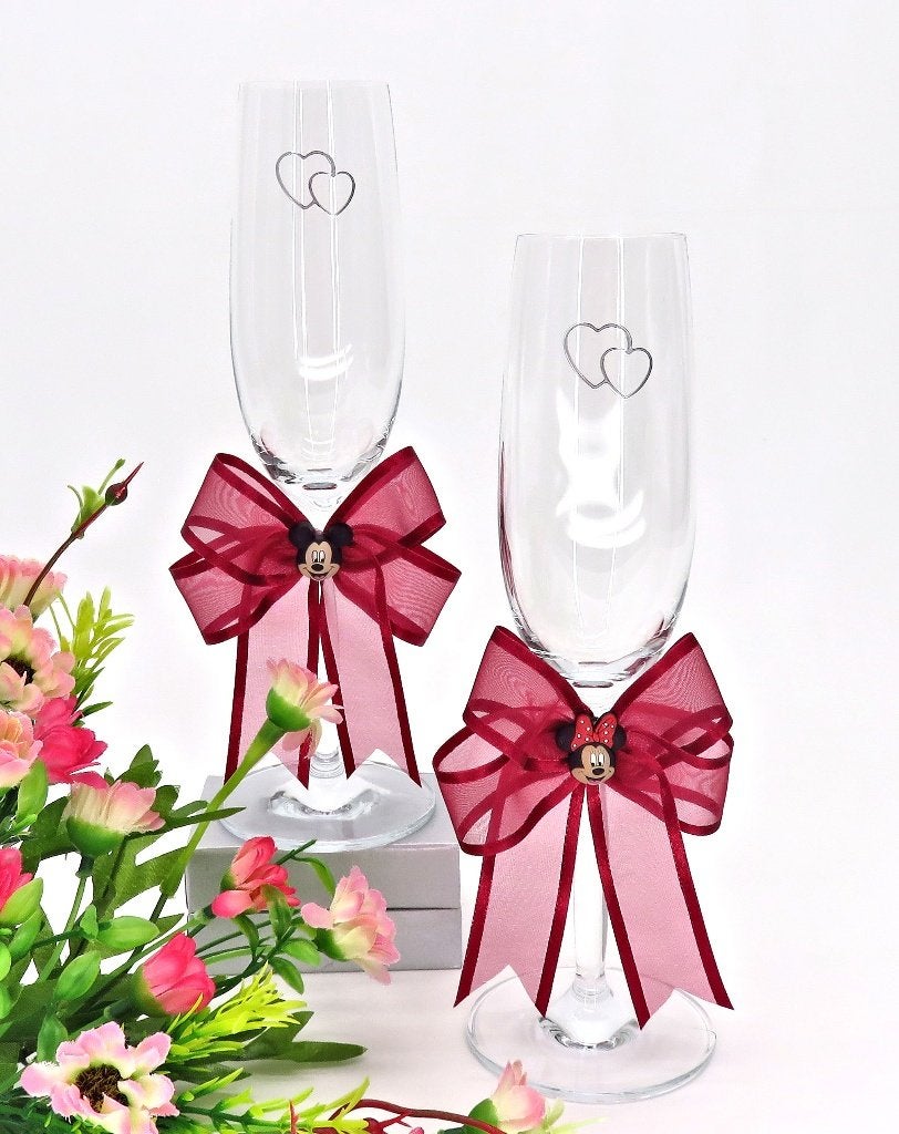 Mickey en Minnie champagneglazen met kersenrood strikken., Ophalen of Verzenden, Nieuw, Feestartikel, Geboorte of Huwelijk