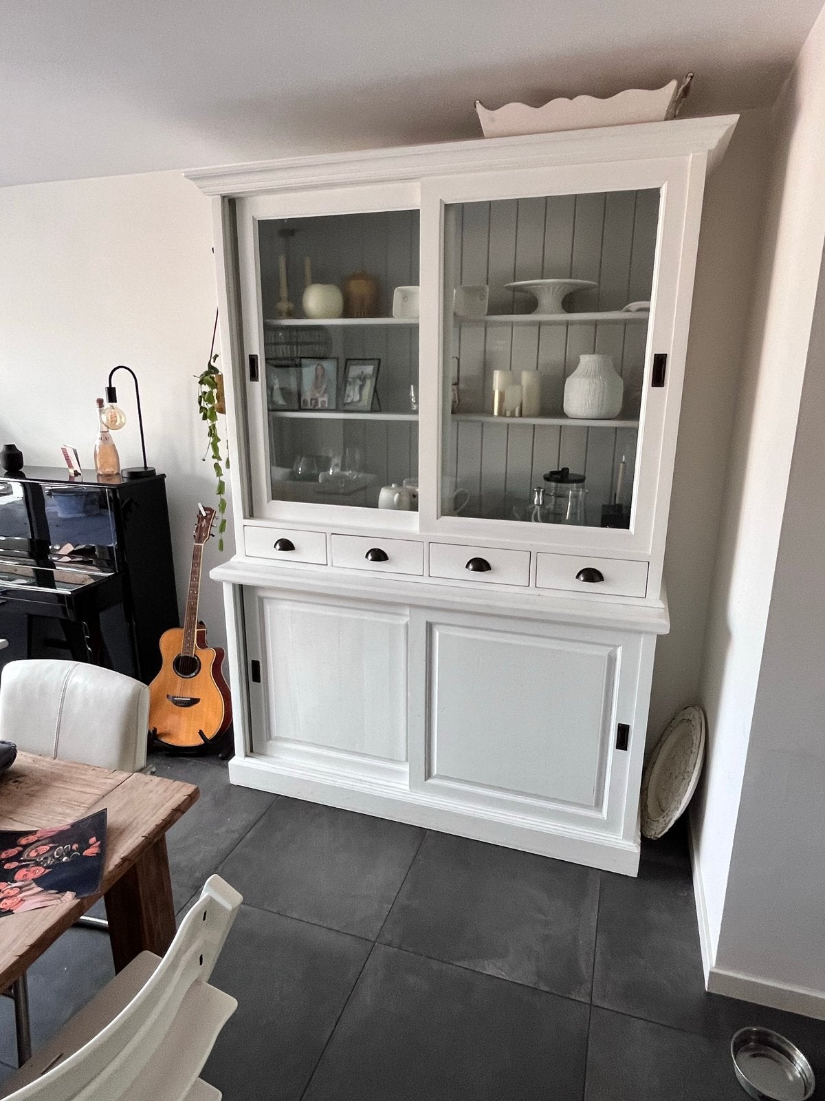 Witte buffetkast met glazen schuifdeuren, Gebruikt, 100 tot 150 cm, Ophalen of Verzenden, Met lade(s)