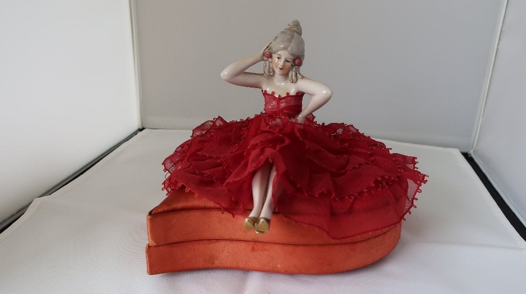 Half Doll porseleinen pop op een bonbondoos, Ophalen of Verzenden