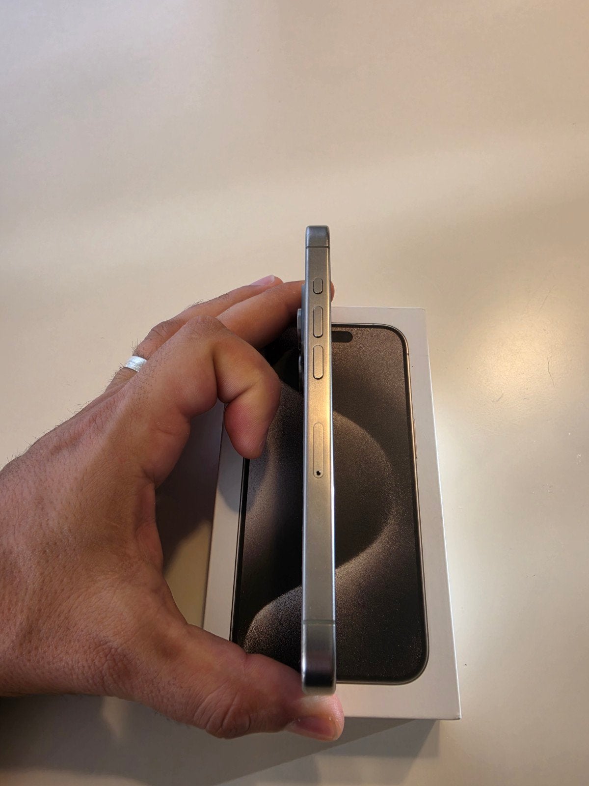 Foto 4 van Apple iPhone 15 Pro - Zo goed als nieuw