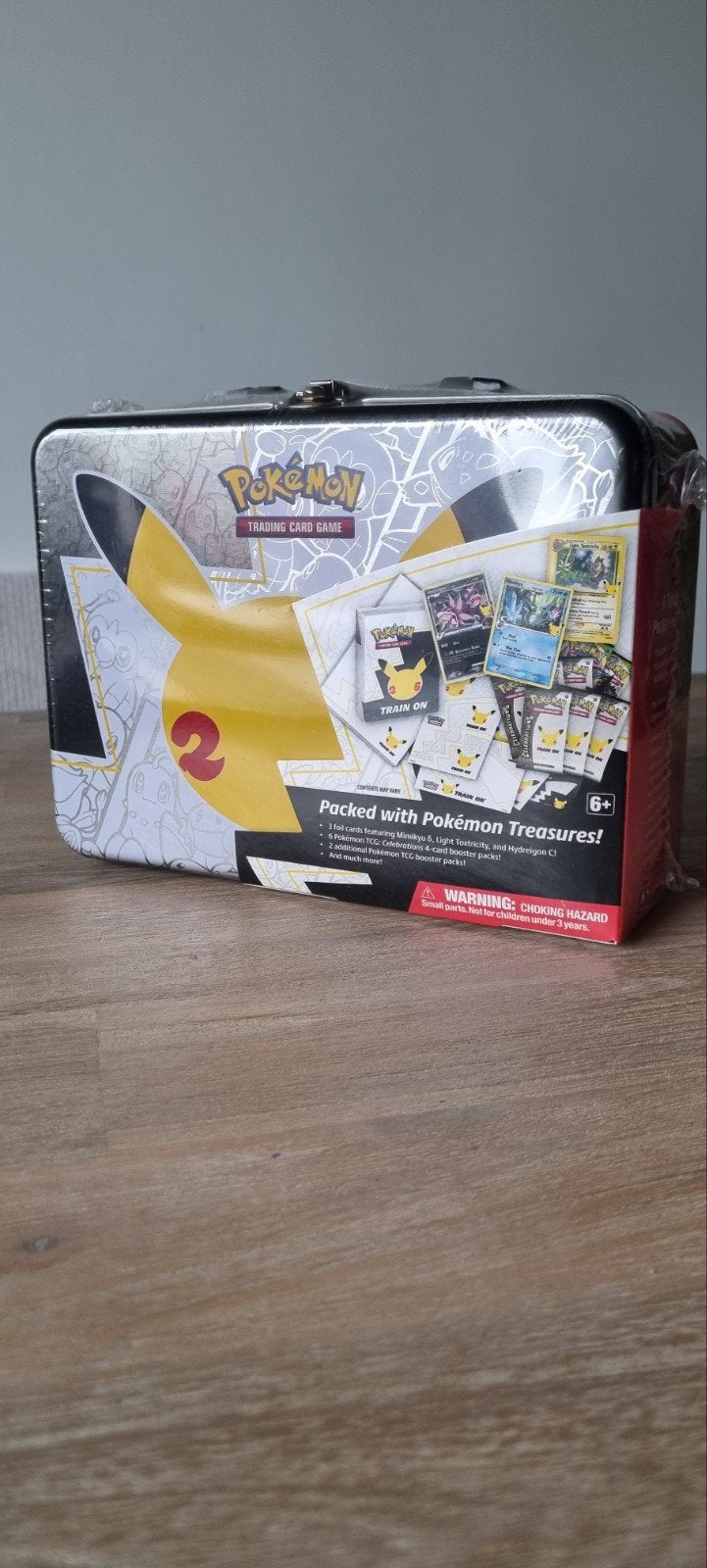 Pokemon Celebrations Tin Chest - Nieuw en Geseald, Hobby en Vrije tijd, Verzamelkaartspellen | Pokémon, Ophalen of Verzenden, Nieuw