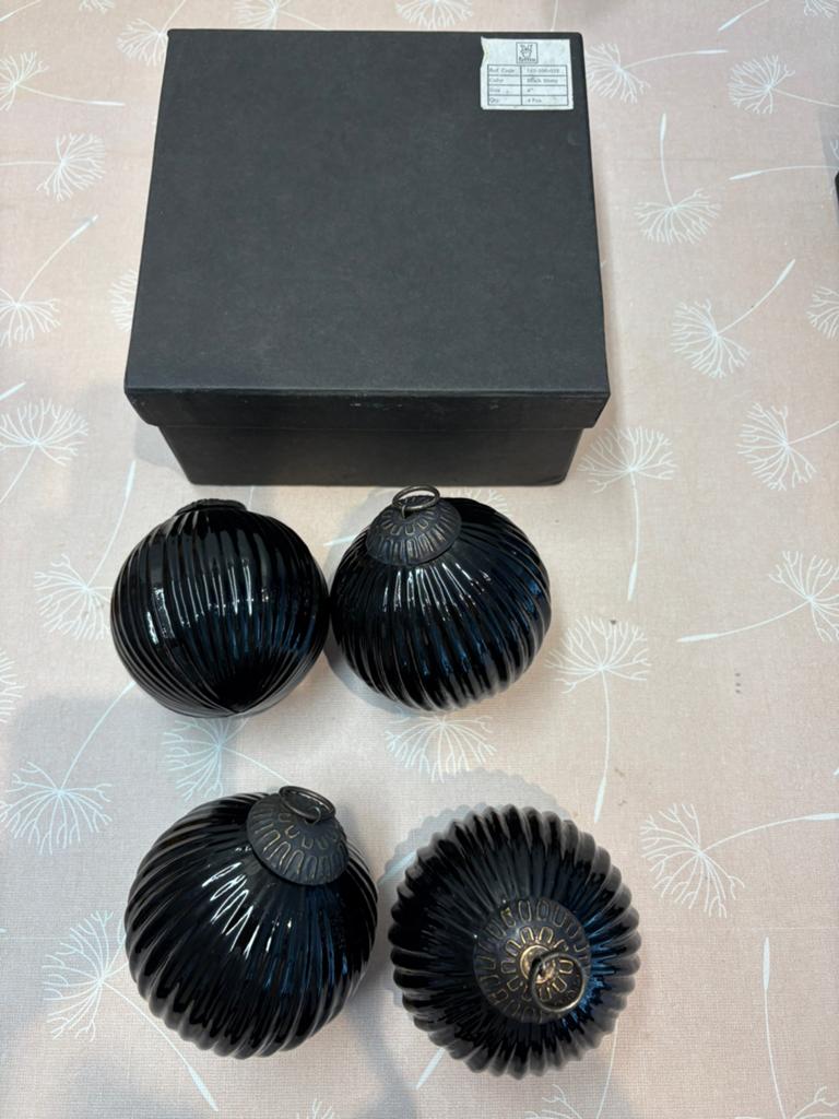 Te koop 4 glanzende zwarte Pols Pot Kerstballen, Diversen, Kerst, Ophalen of Verzenden, Zo goed als nieuw