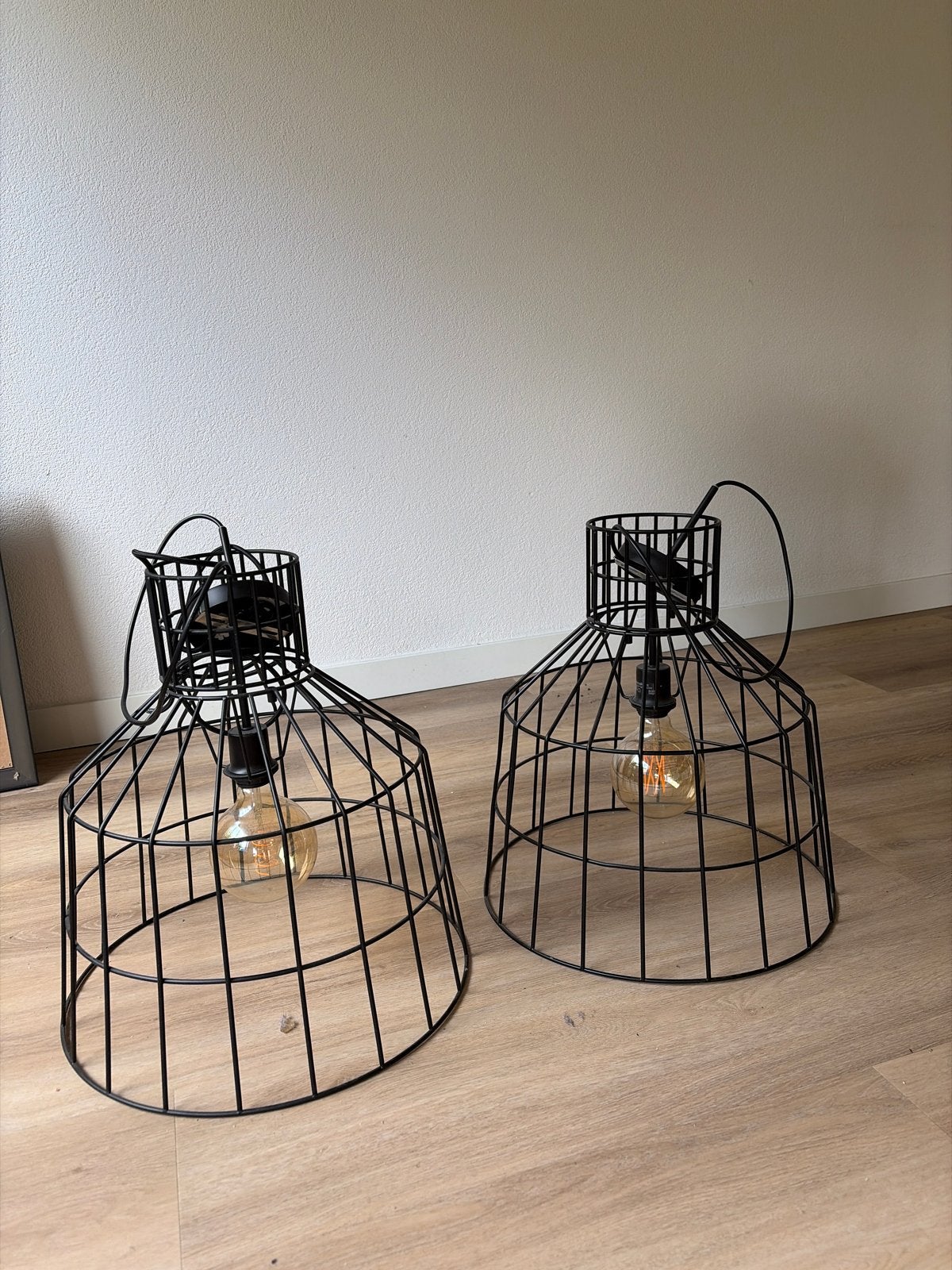 Set van 2 zwarte draadstalen hanglampen - Karwei stijl, Huis en Inrichting, Lampen | Hanglampen, Ophalen of Verzenden, Zo goed als nieuw