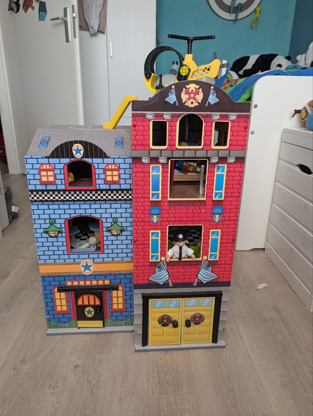 Groot Houten Poppenhuis met Brandweerkazerne + Politiebureau, Ophalen, Zo goed als nieuw, Poppenhuis