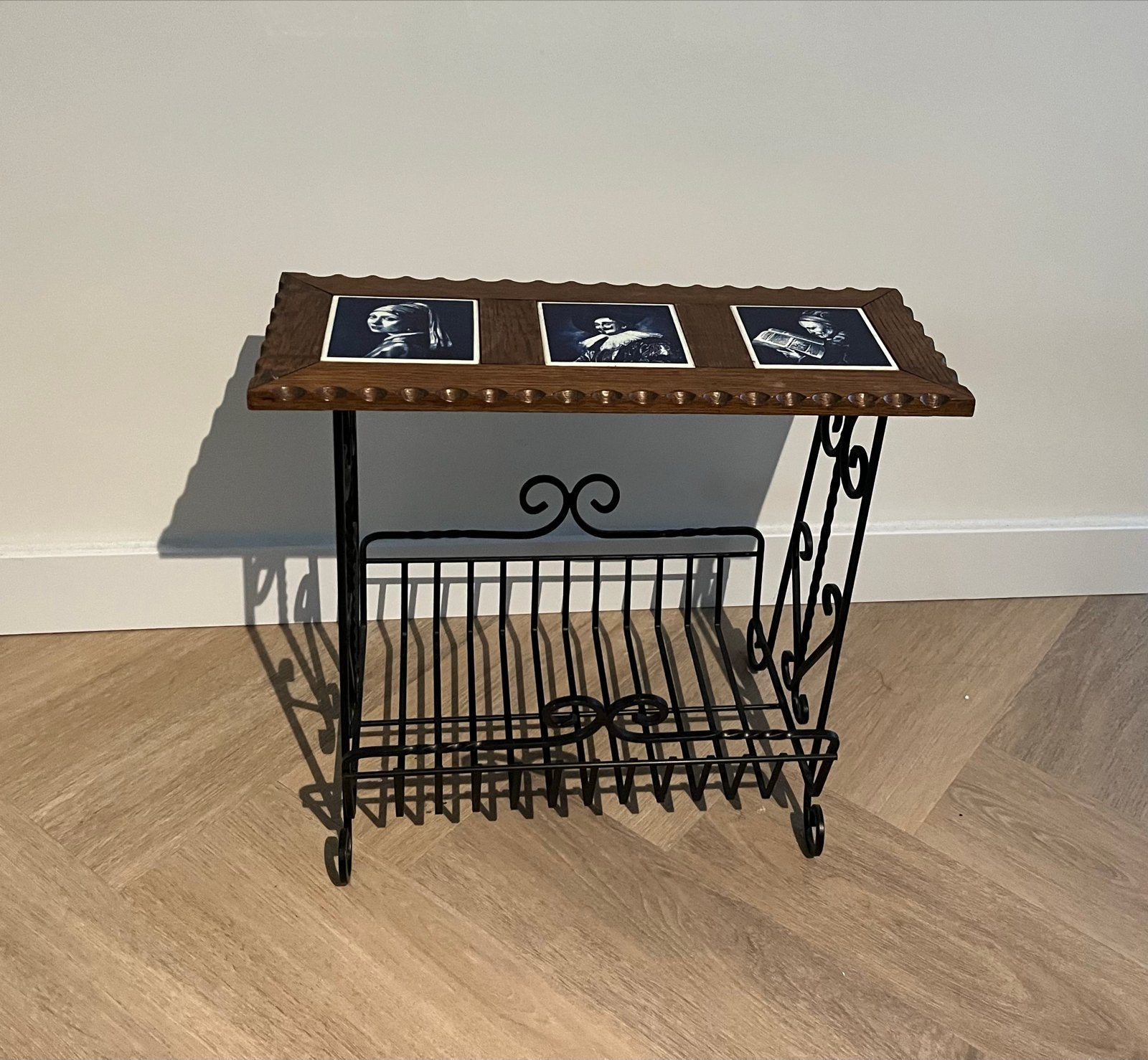 Vintage bijzettafel met tijdschriftenrek en Delfts blauwe te, Ophalen