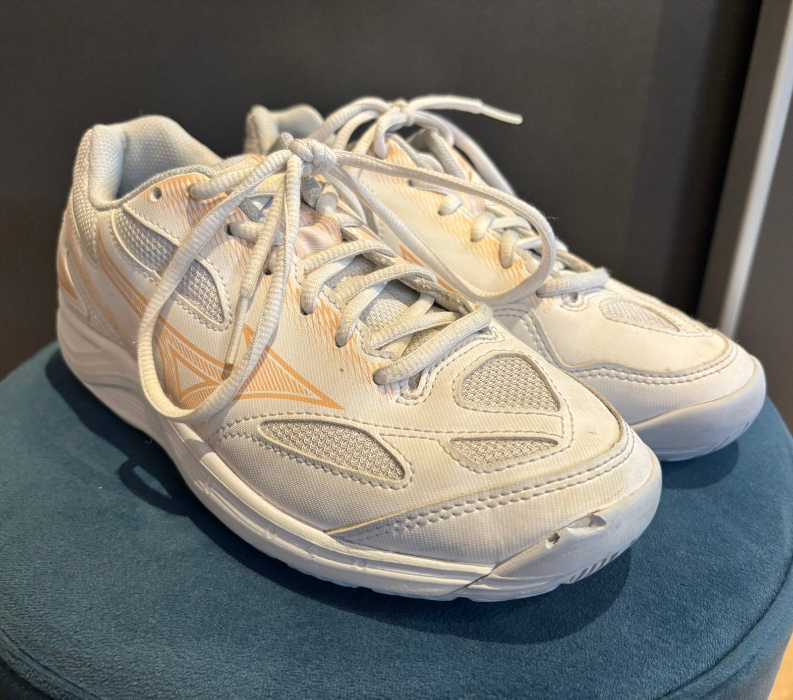 Mizuno indoor sneaker maat 38, Gebruikt, Meisje, Schoenen, Ophalen of Verzenden
