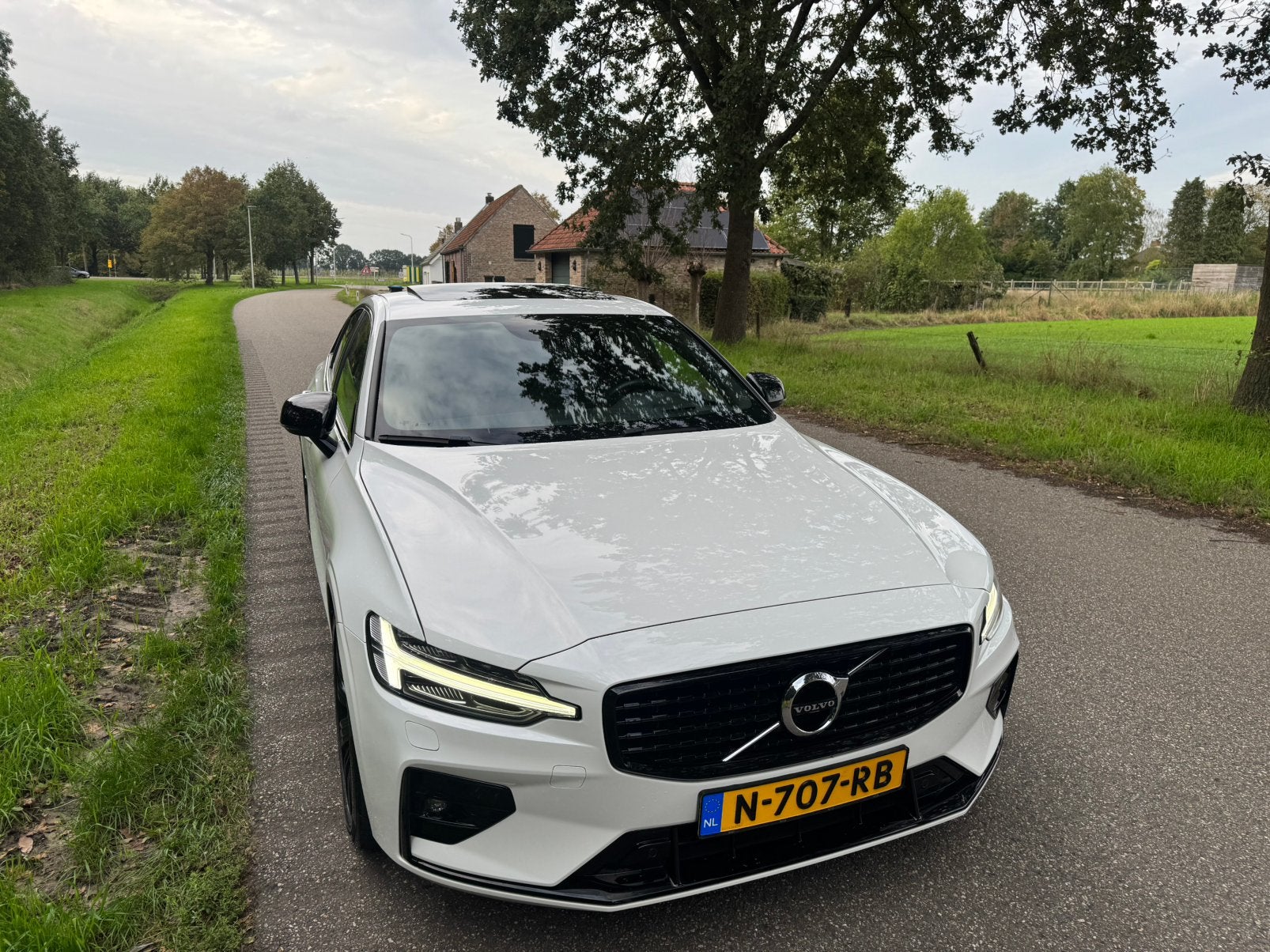 Volvo S60 B4  Parelmoer R-design Pano Harman-Kardon vol, Dealer onderhouden, 1800 kg, Euro 6, 4 cilinders