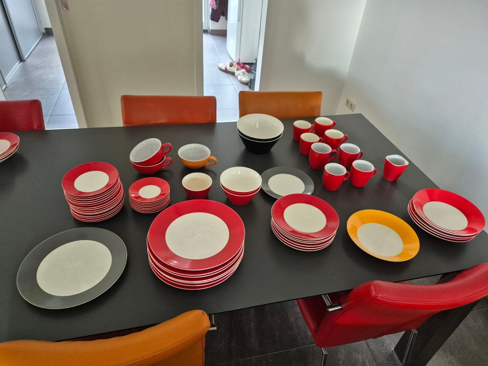 Hema servies: borden, kommen en kopjes in rood, geel, grijs, Ophalen, Hema, Gebruikt, Keramiek