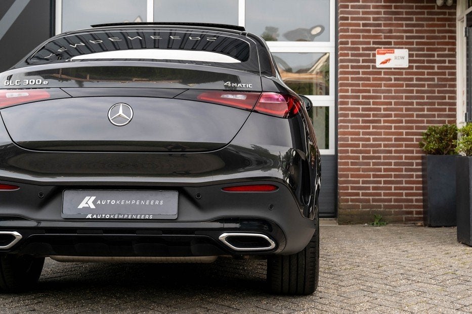 Mercedes-Benz GLC 300 300e 4MATIC Coupé AMG Line | Panorama, Auto's, Automaat, Gebruikt, 4 cilinders, 2000 kg