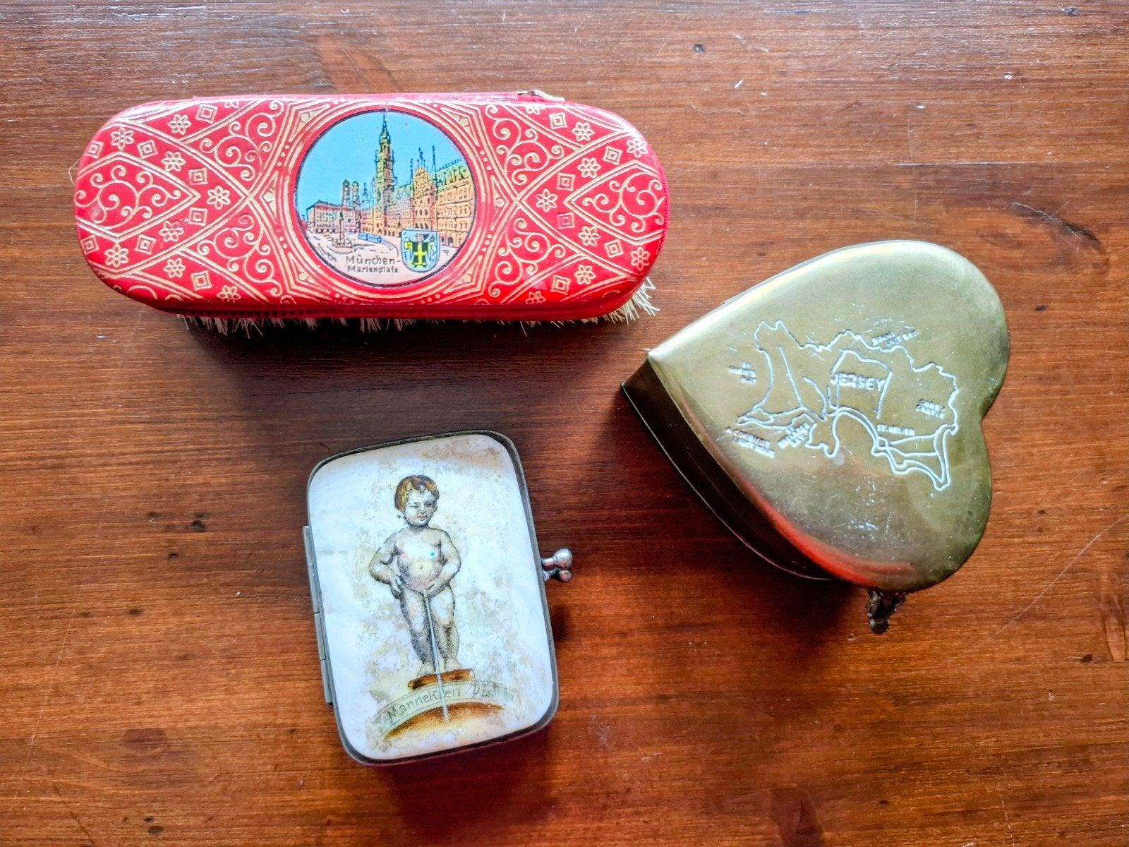 Vintage Souvenirs: Borstel, Portemonnee & Hartvormig Doosje, Antiek en Kunst, Ophalen of Verzenden