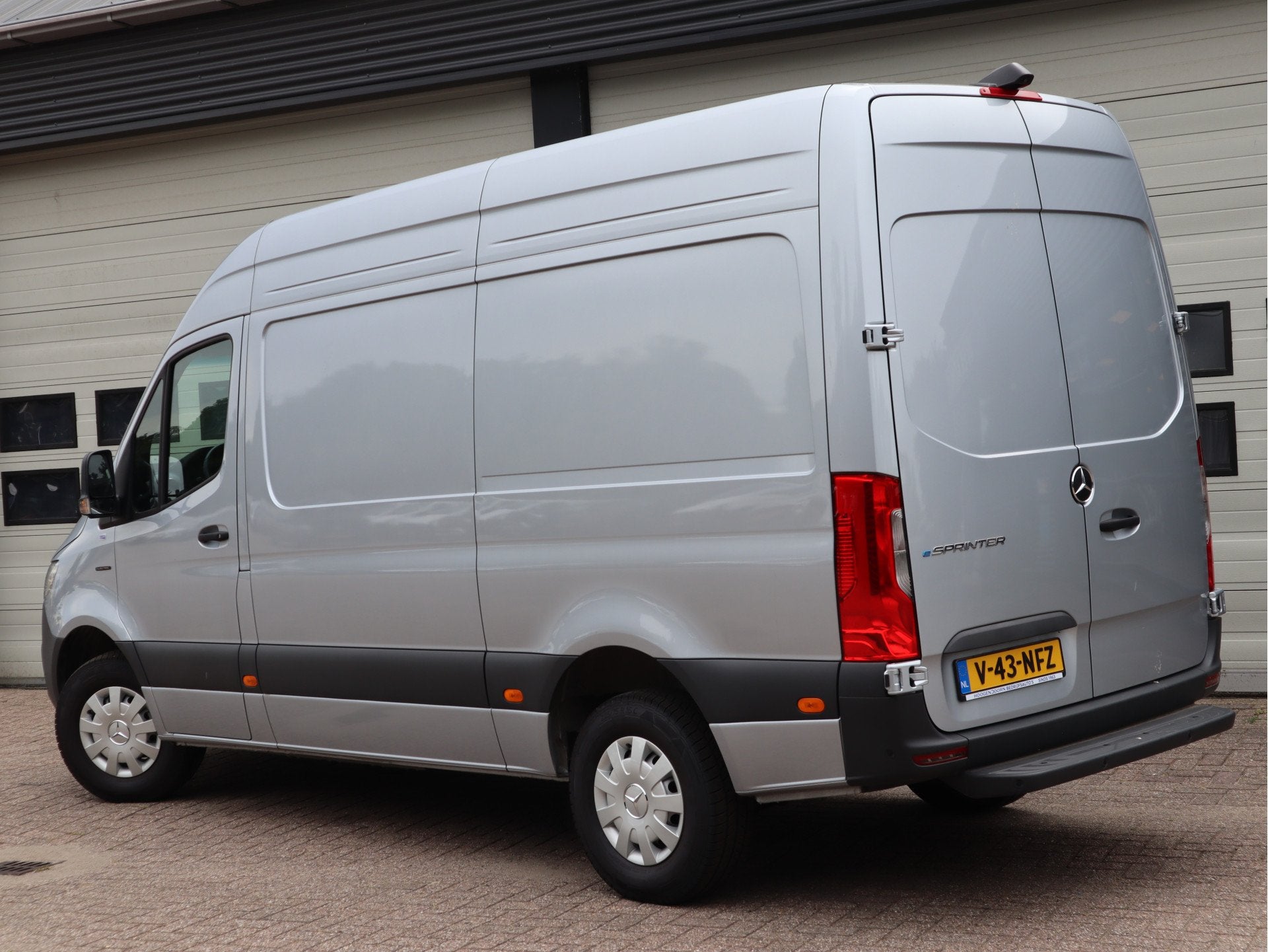Mercedes-Benz eSprinter 314 L2H2 Accu 56 kWh RWD WLPT 181 km, Auto's, Automaat, Dealer onderhouden, Gebruikt, Zwart
